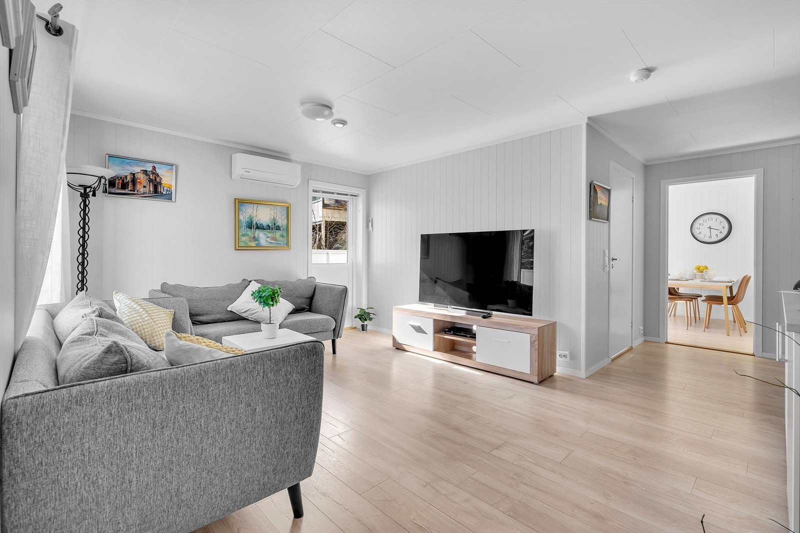 Stuen er lys og luftig, med god plass til en komfortabel salong. Galleribilde