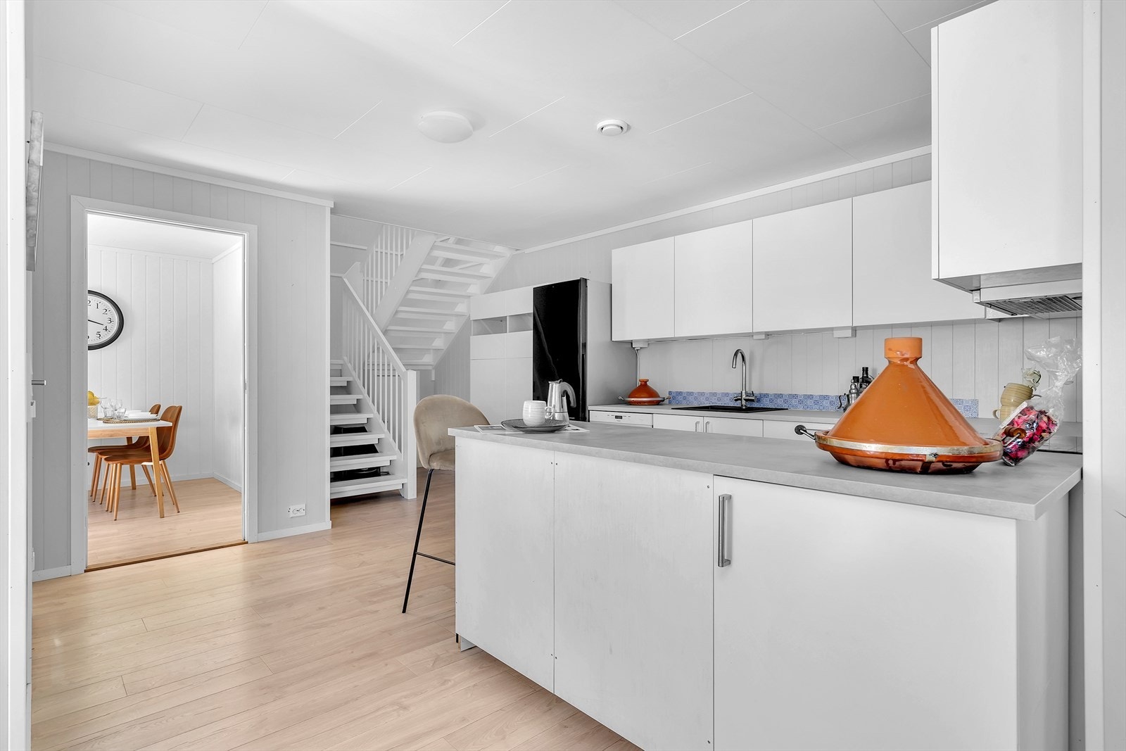 Dette stilrene kjøkkenet er designet med kvalitetsinnredning fra anerkjente Strai, et perfekt valg for deg som verdsetter både estetikk og funksjonalitet. Galleribilde