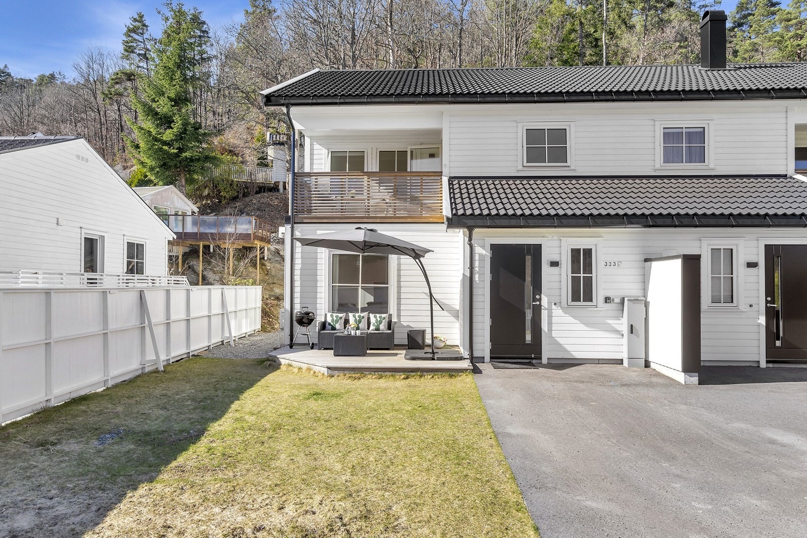 En innbydende familiebolig med et lettstelt hageareal med boltreplass for store og små. (pipe er satt inn i etterkant) Galleribilde