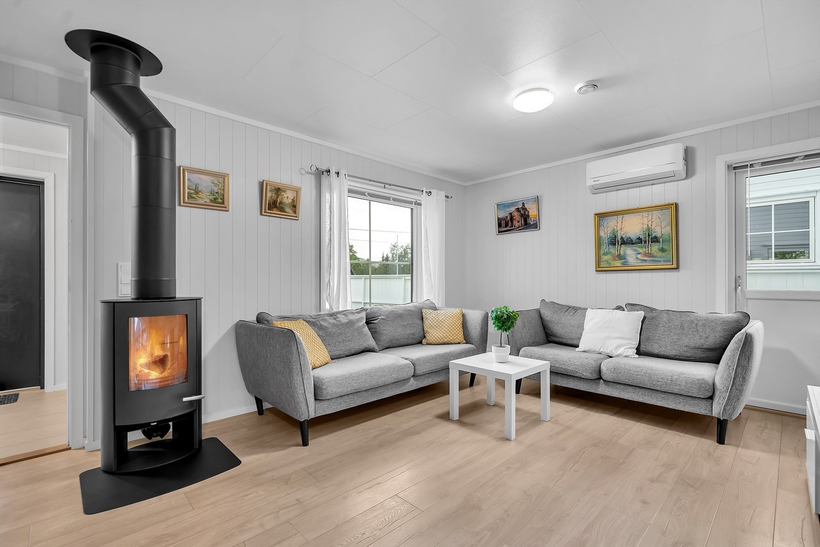 Moderne kvaliteter som et balansert ventilasjonsanlegg og et stilrent, gjennomgående enstavs laminatgulv setter en eksklusiv og harmonisk tone i boligen. Galleribilde