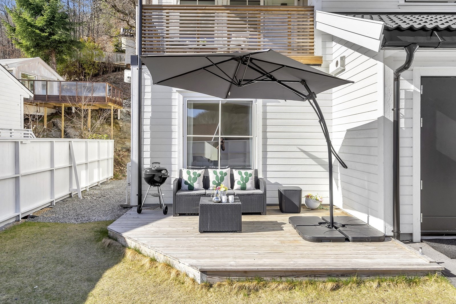 Dette uteområdet er perfekt for avslappende stunder eller hyggelige sammenkomster med familie og venner, her kan du virkelig nyte sommeren til fulle. Galleribilde