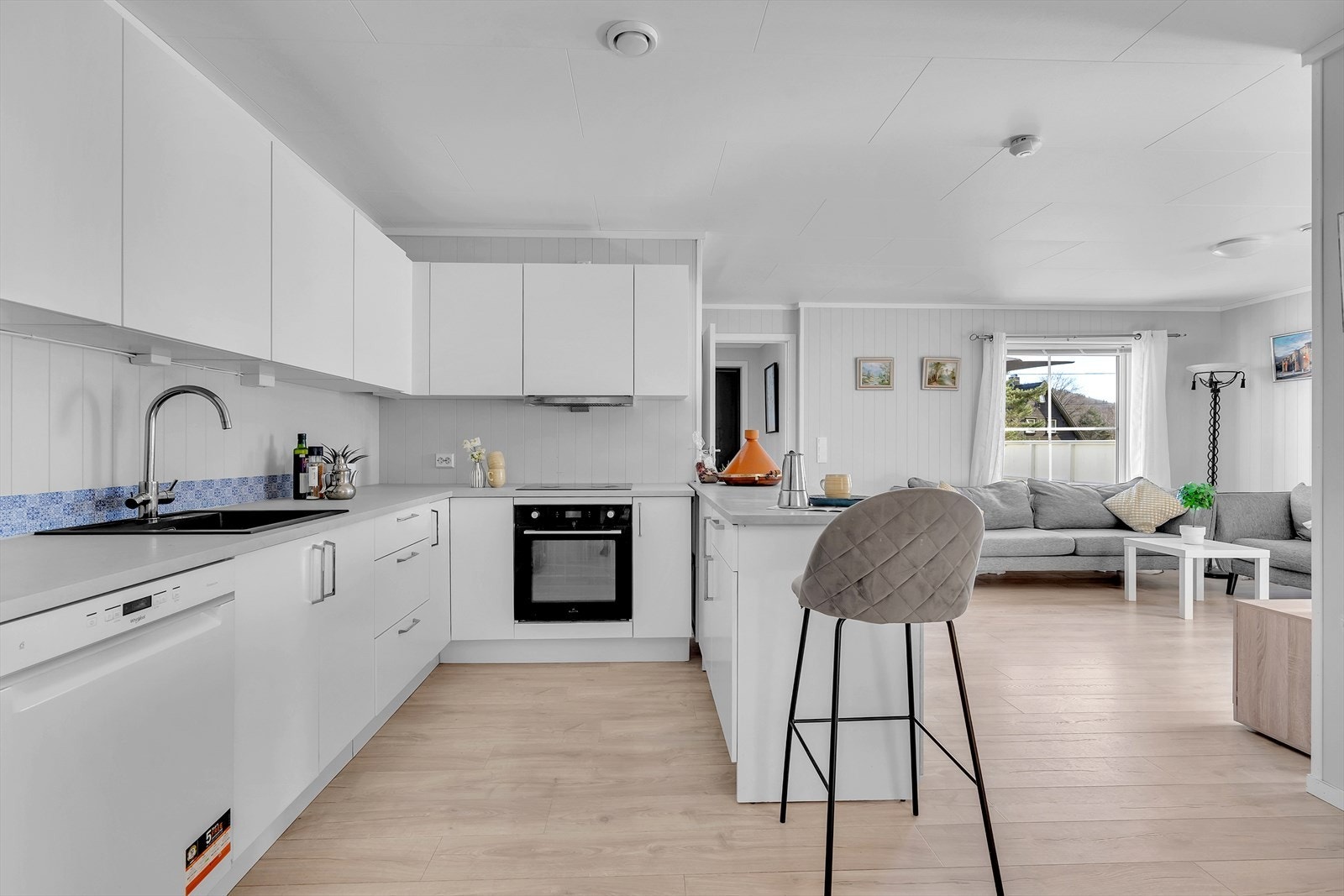 Kjøkkenet har rikelig med skap- og benkeplass, kombinert med slette fronter som gir et rent og moderne uttrykk. Galleribilde