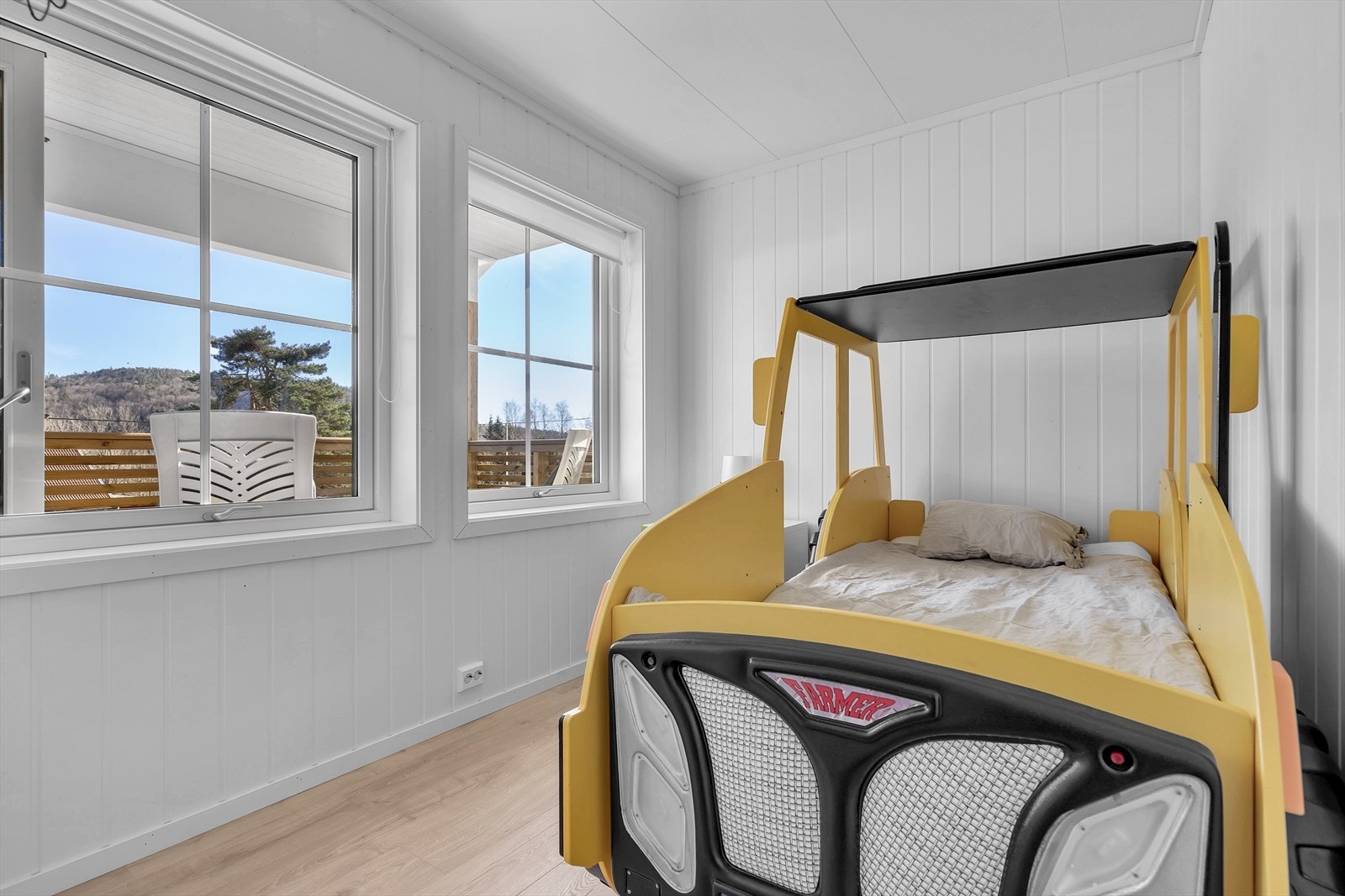 Loftsstuen er et allsidig og trivelig oppholdsrom som raskt kan bli en favoritt for både store og små. Rommet brukes i dag som soverom, men har et fleksibelt design som gir muligheter for ulike bruksområder enten som TV-stue, kontor eller lekerom. Galleribilde