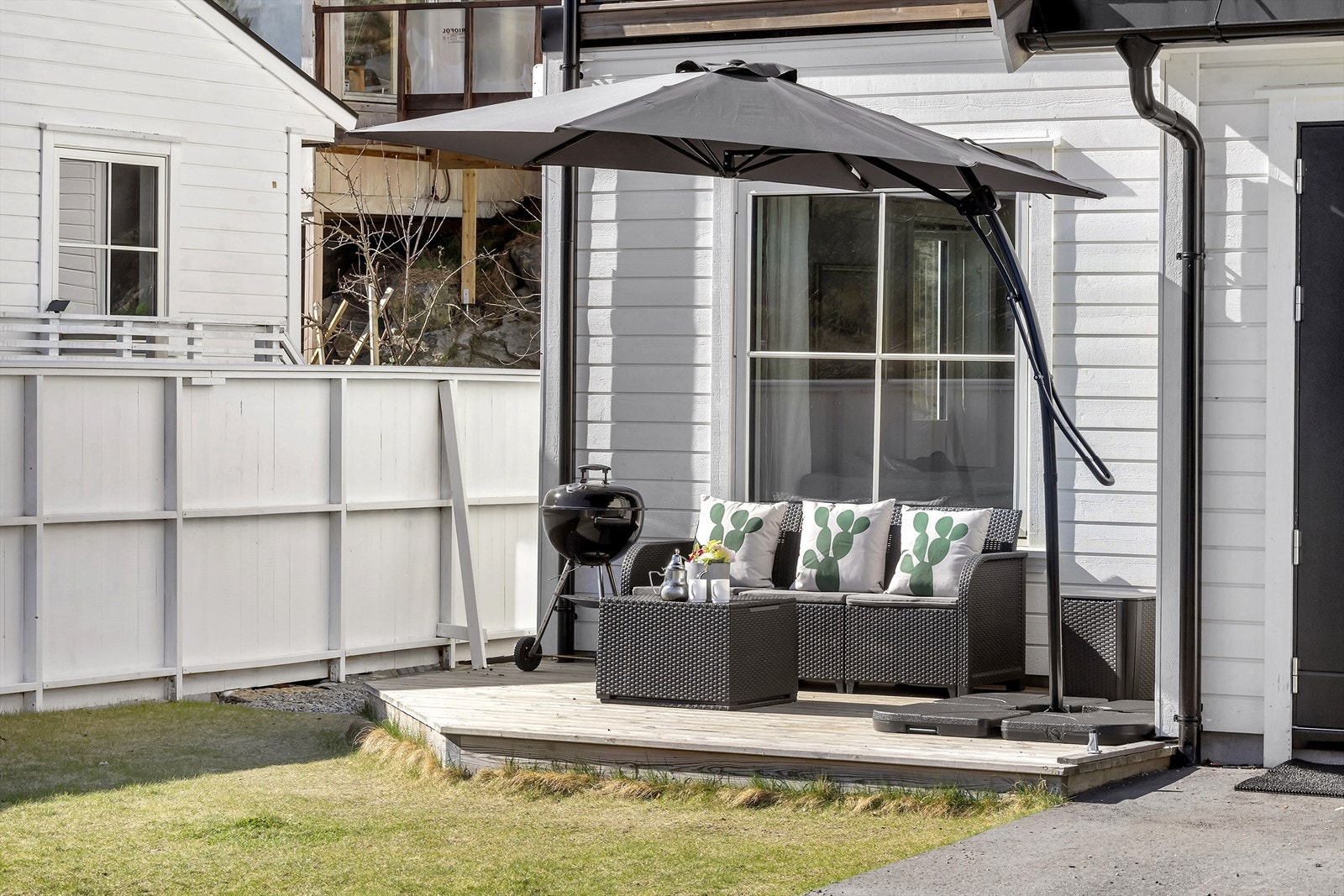 Den solrike terrassen blir et naturlig samlingspunkt på varme sommerdager, med god plass til både sittegruppe og grill. Galleribilde