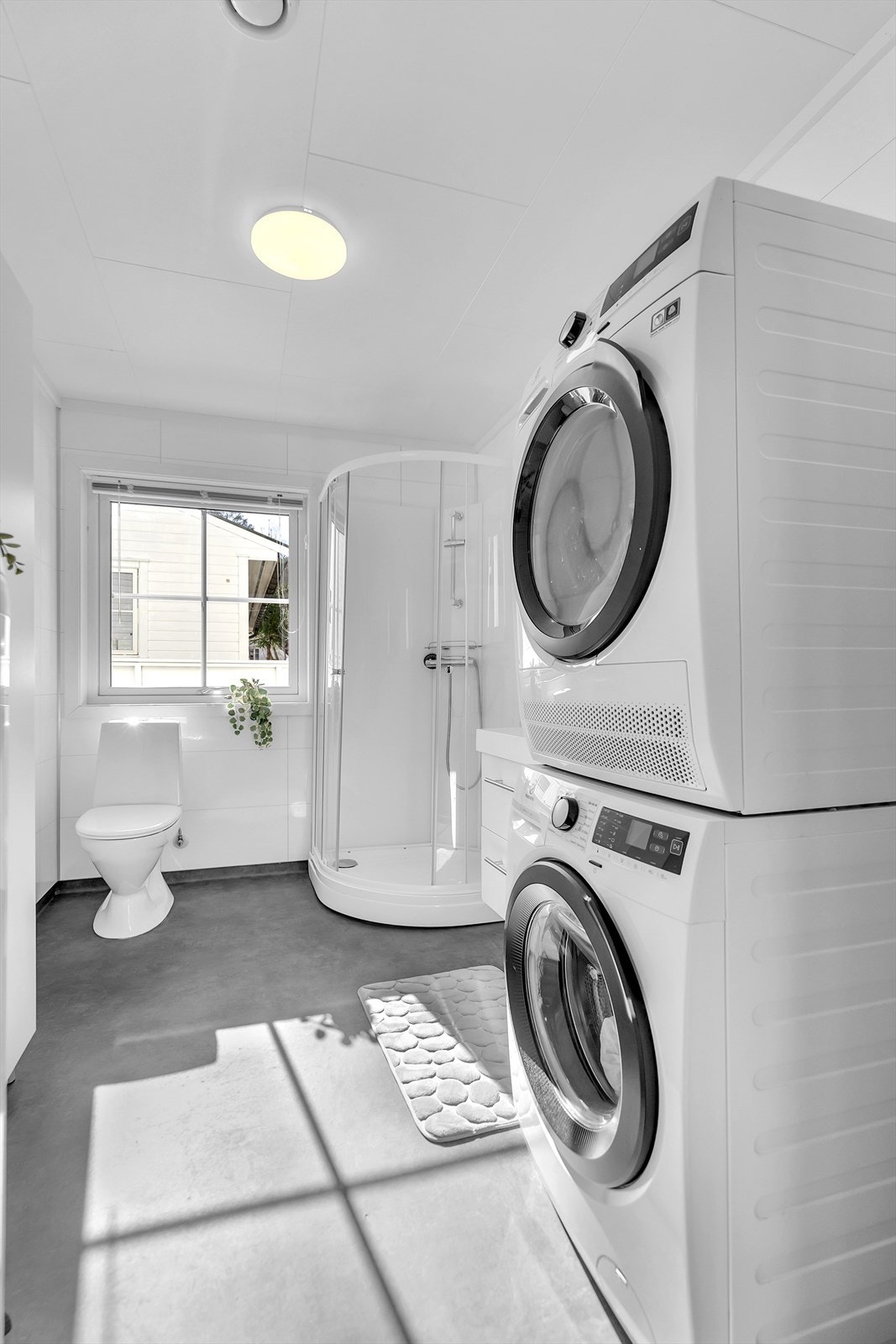 Mekanisk avtrekk sikrer god ventilasjon, mens varmekablene i gulvet gir en lun og behagelig atmosfære. Galleribilde