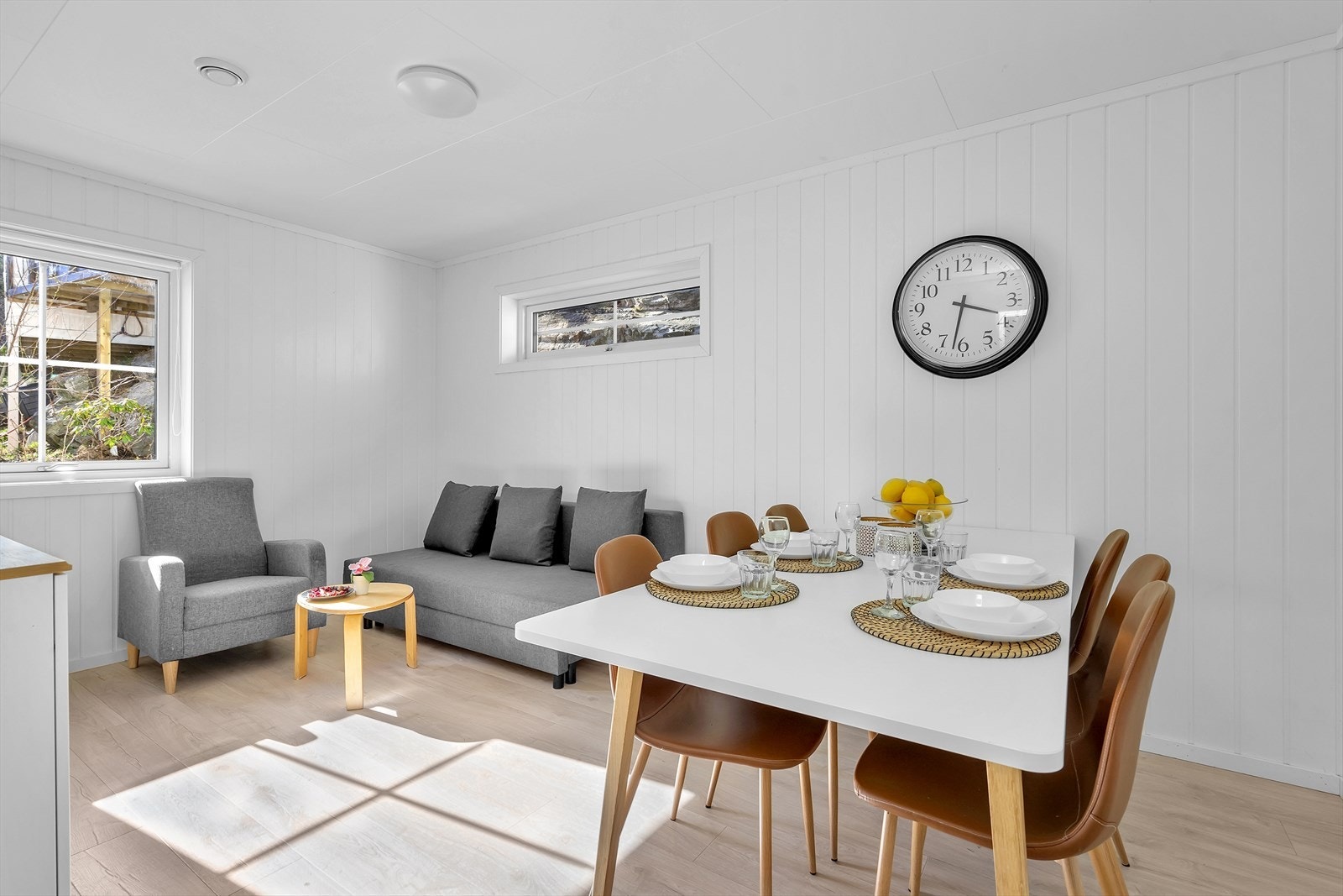 Dette rommet er opprinnelig et soverom, men er praktisk innredet som en spisestue for deg som ønsker ekstra plass til å samle familie og venner rundt et godt måltid. Galleribilde