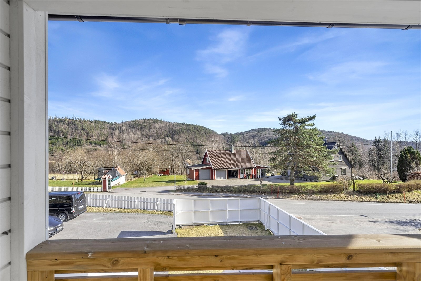 Fra loftsstuen er det utgang til en solrik balkong som forlenger oppholdsrommet og gir et flott uterom med en luftig og behagelig atmosfære. Galleribilde