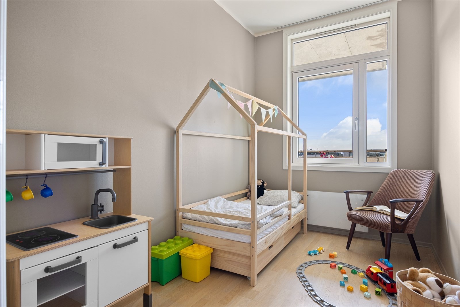 Dette rommet er malt i lyse farger og passer perfekt som barnerom, gjesterom eller hjemmekontor. Galleribilde
