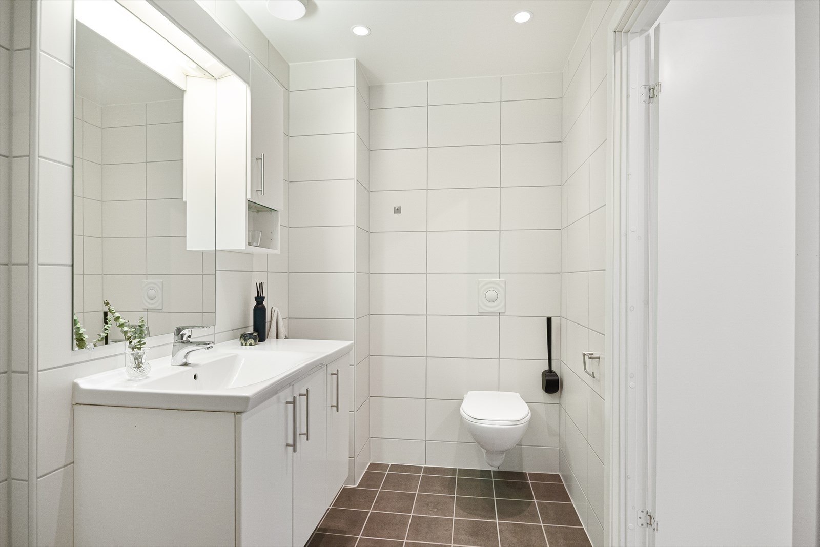 Badet fremstår som funksjonelt og godt utnyttet, med en enkel og praktisk utforming som ivaretar de daglige behovene. Galleribilde