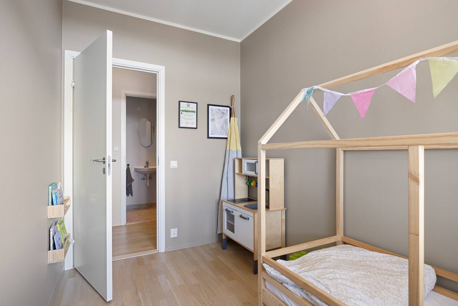 Det har plass til både seng, garderobeskap og skrivebord eller annet møblement etter behov. Galleribilde