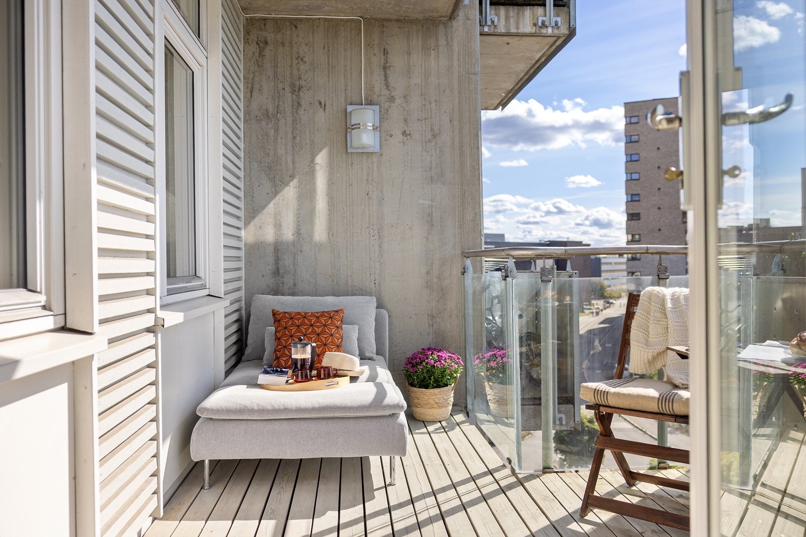 Fra soverommet er det utgang til en sydvestvendt balkong på ca. 8 m² - et fredelig og privat uteområde med plass til utemøbler, beplantning og tilhørende møbler. Galleribilde
