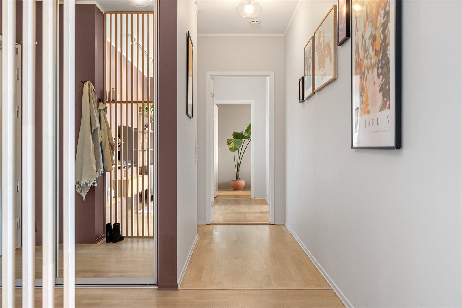 Hele leiligheten preges av lyse, moderne flater - et ideelt utgangspunkt for å skape en personlig og innbydende atmosfære med egne møbler og detaljer. Galleribilde