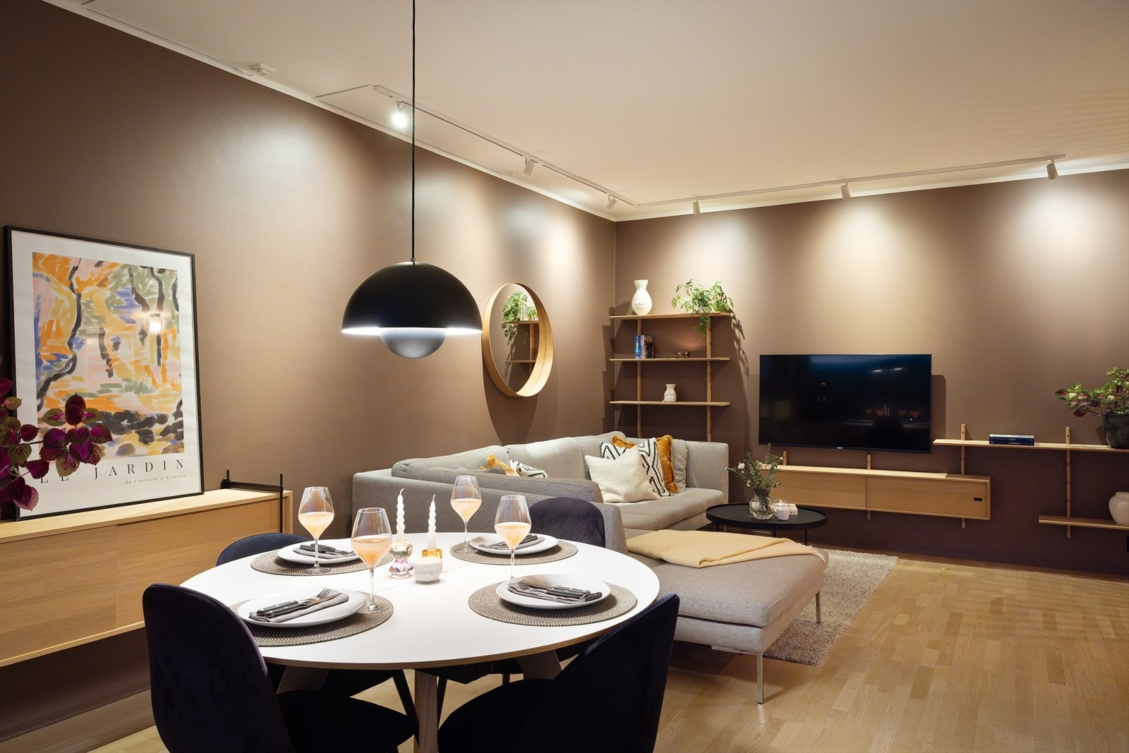 Stuen er lys og romslig med god plass til både sofagruppe, spisebord og øvrig innredning. Galleribilde