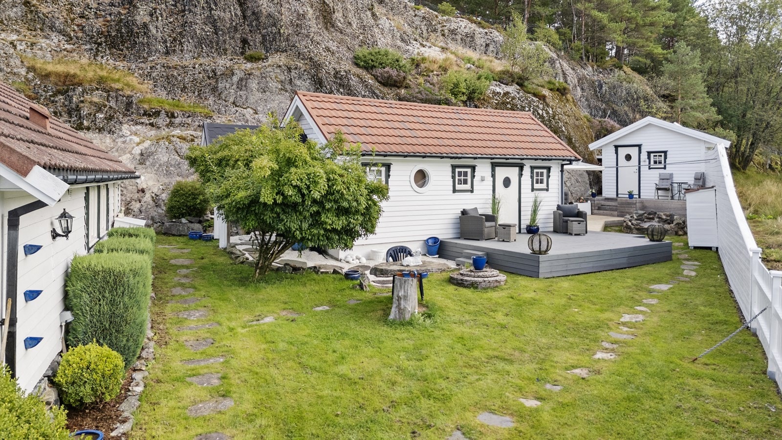 Fleire utehus som er innreda som vaskerom, kjøkken og bad Galleribilde