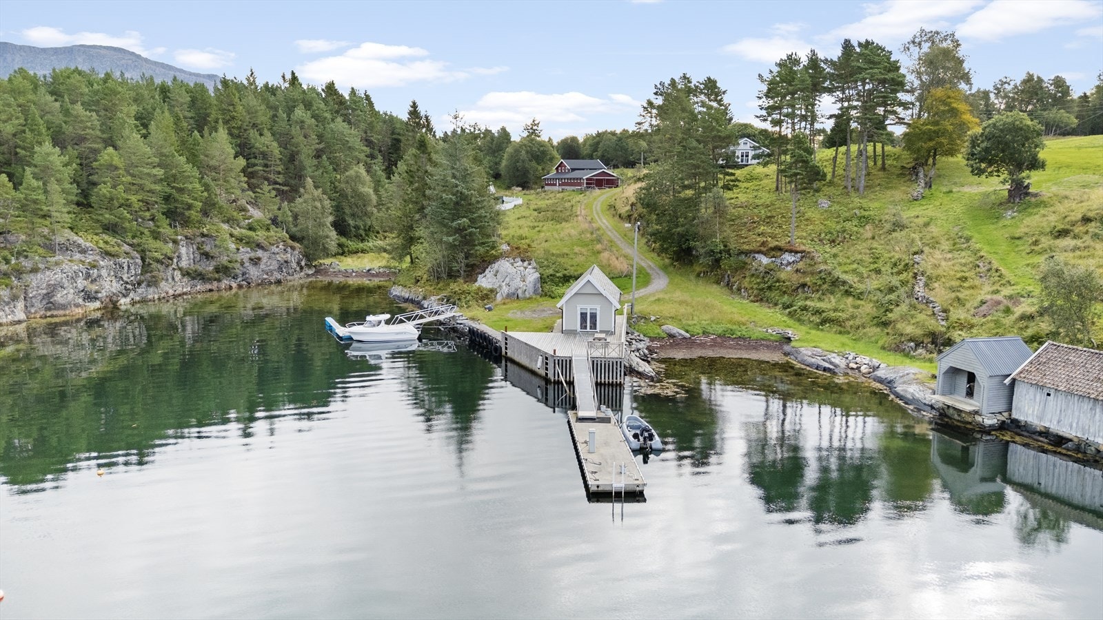 Her følger det med båtfeste og 3 stk tomter Galleribilde