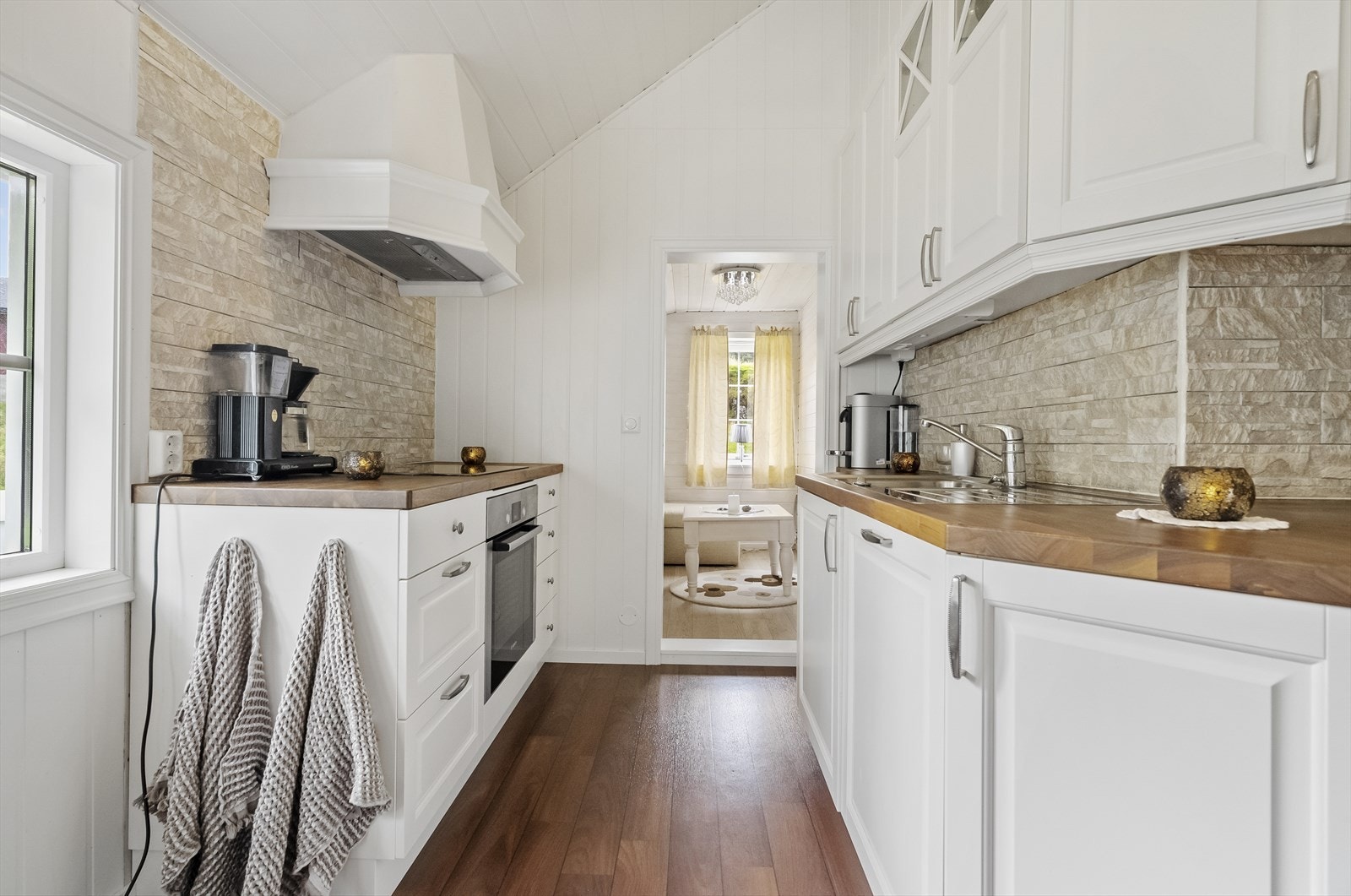 Eit fint kjøkken med integrerte kvitevarer Galleribilde