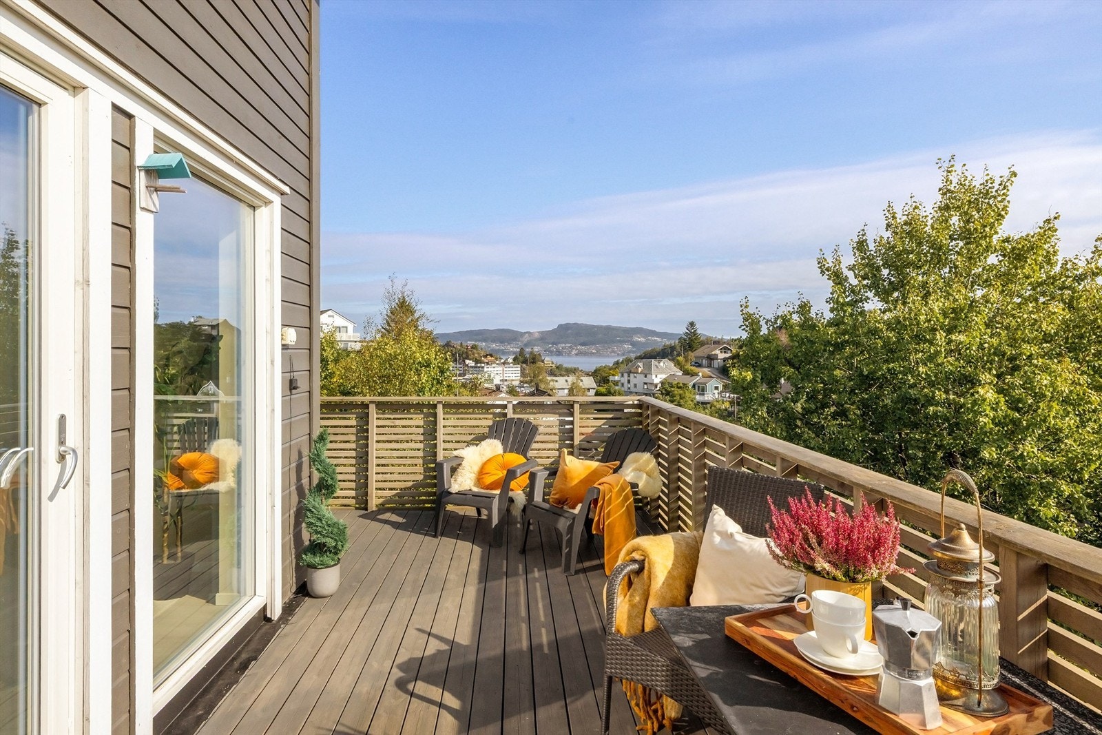 Med utvendige terrasse og veranda på totalt 79 m² har man rikelig med boltreplass også utvendig. Galleribilde