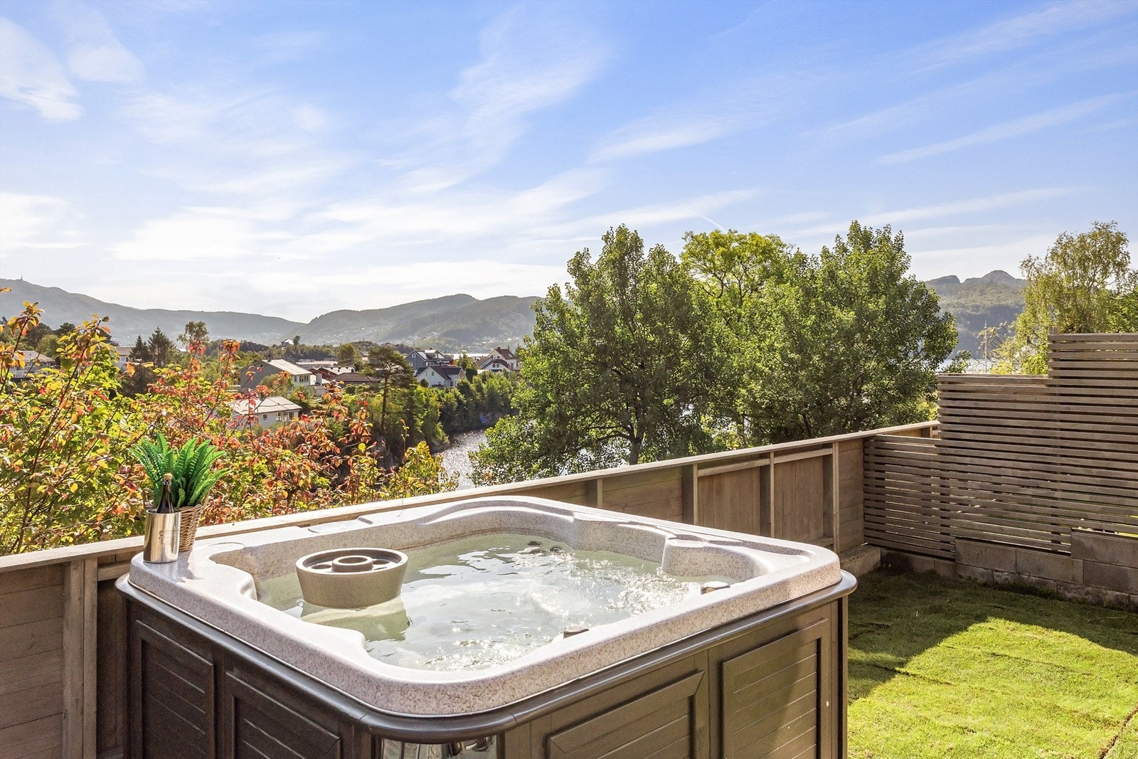 Jacuzzien er plassert strategisk for å kunne nyte den fine utsikten. Galleribilde