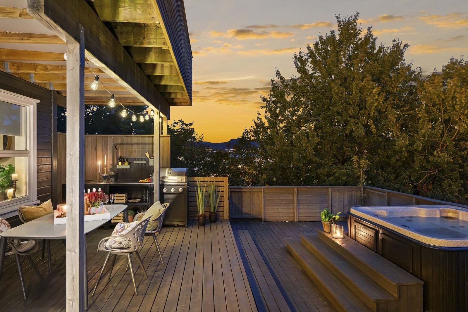 Supertrivelig terrasse med jacuzzi. Galleribilde