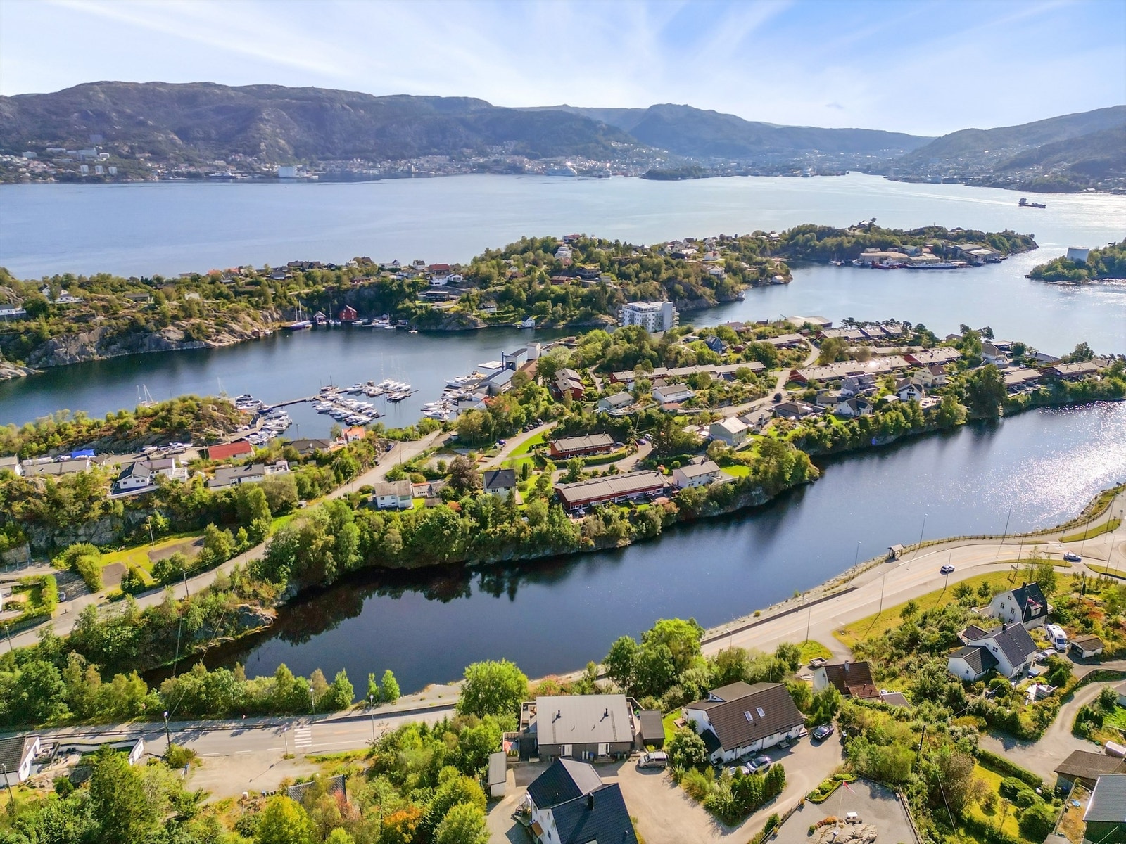 Boligen har en solrik og fin beliggenhet sentralt i Florvåg med fantastisk utsikt mot Bergen, fjorden og byfjellene. Galleribilde