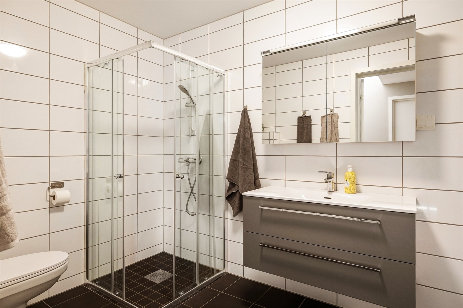 Ett av totalt 2 nydelige helflisede bad/wc. Vegghengt toalett på dette baderomemt også. Galleribilde