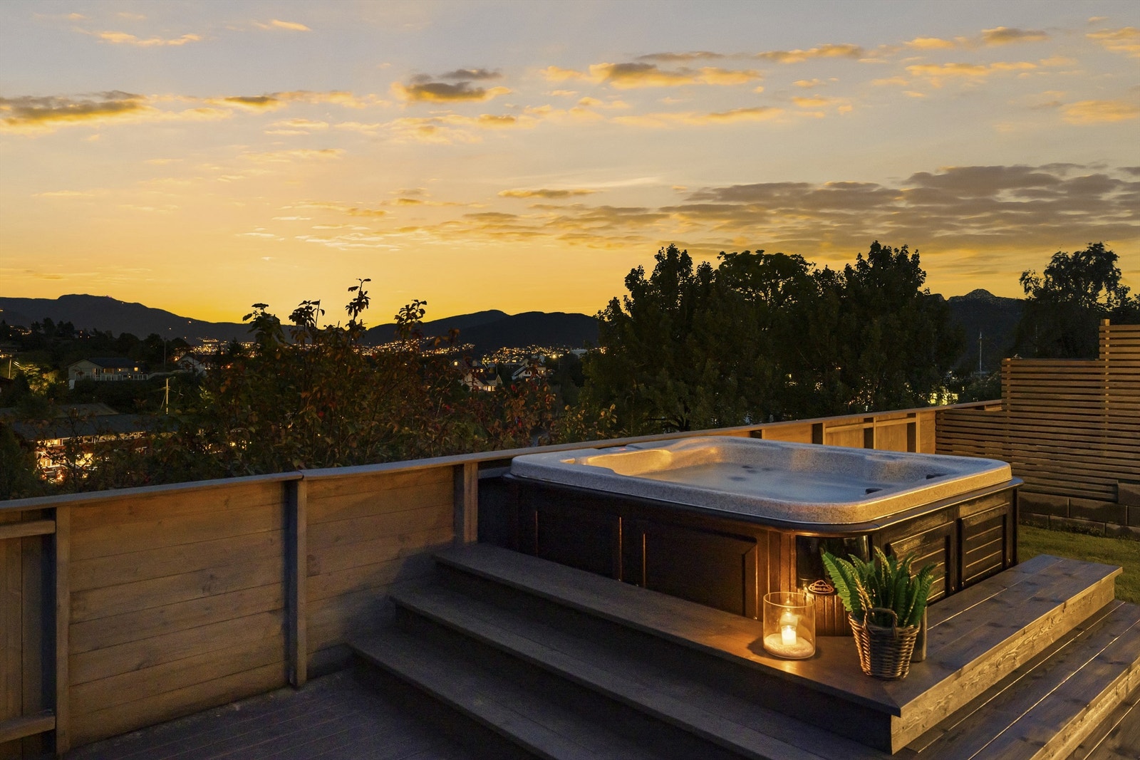 Magisk å sitte i jacuzzien å kikke utover Bergen by en varm sommerkveld. Galleribilde