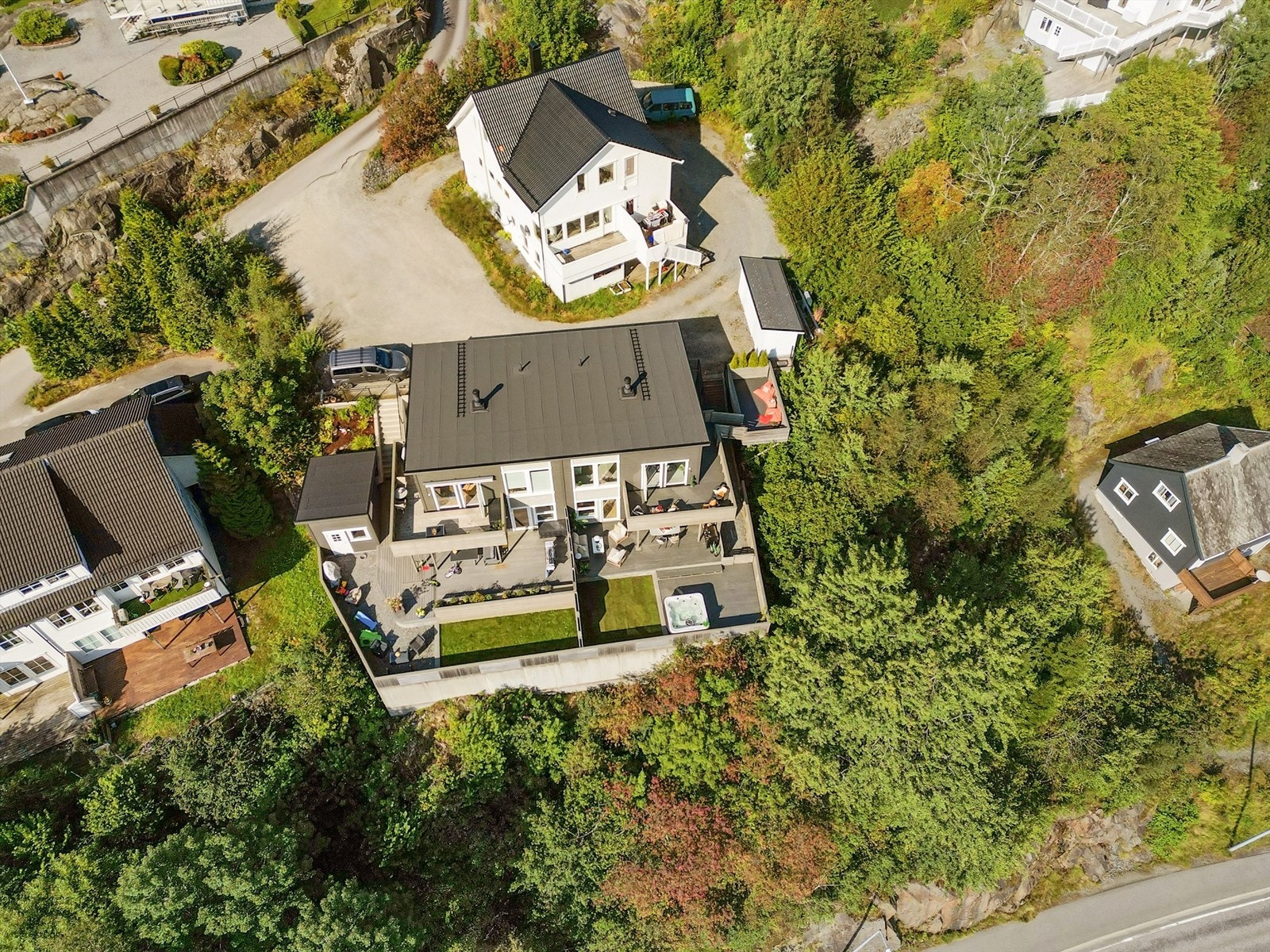 Boligen ligger i rolige omgivelser i enden av blindvei. Kort gangavstand til barneskole, ca. 200 meter fra boligen. Galleribilde
