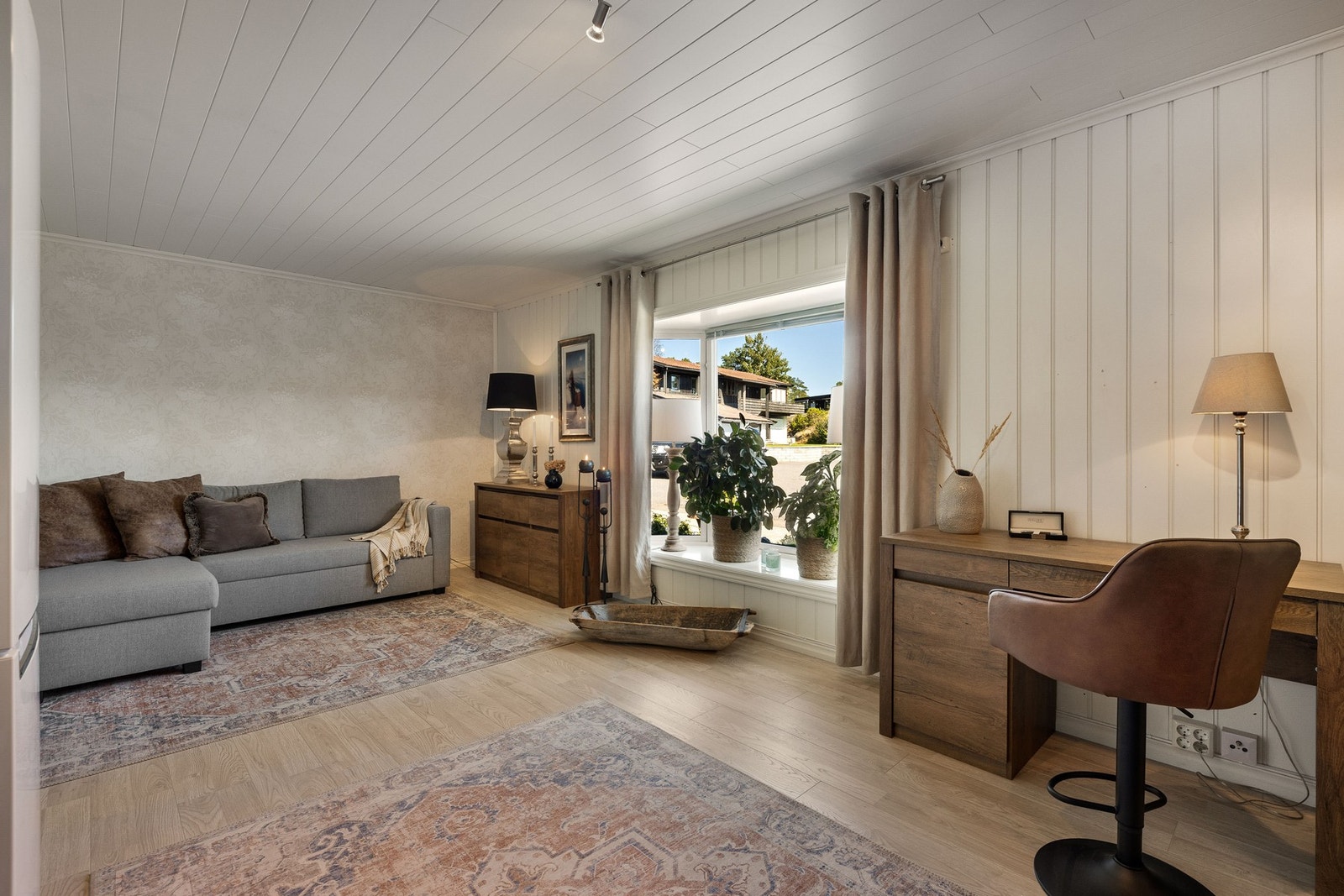 Stue med sofagruppe og plass til kontorpult. Kan også brukes som soverom ved behov. Galleribilde