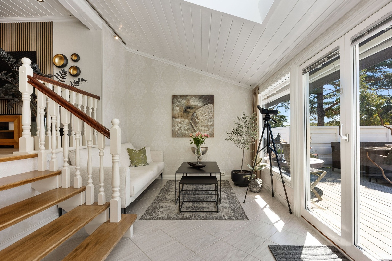 Stuen består av to halvplan med trapp og har store vinduer og også takvinduer som gir mye dagslys . Skyvedør ut til terrassen. Galleribilde