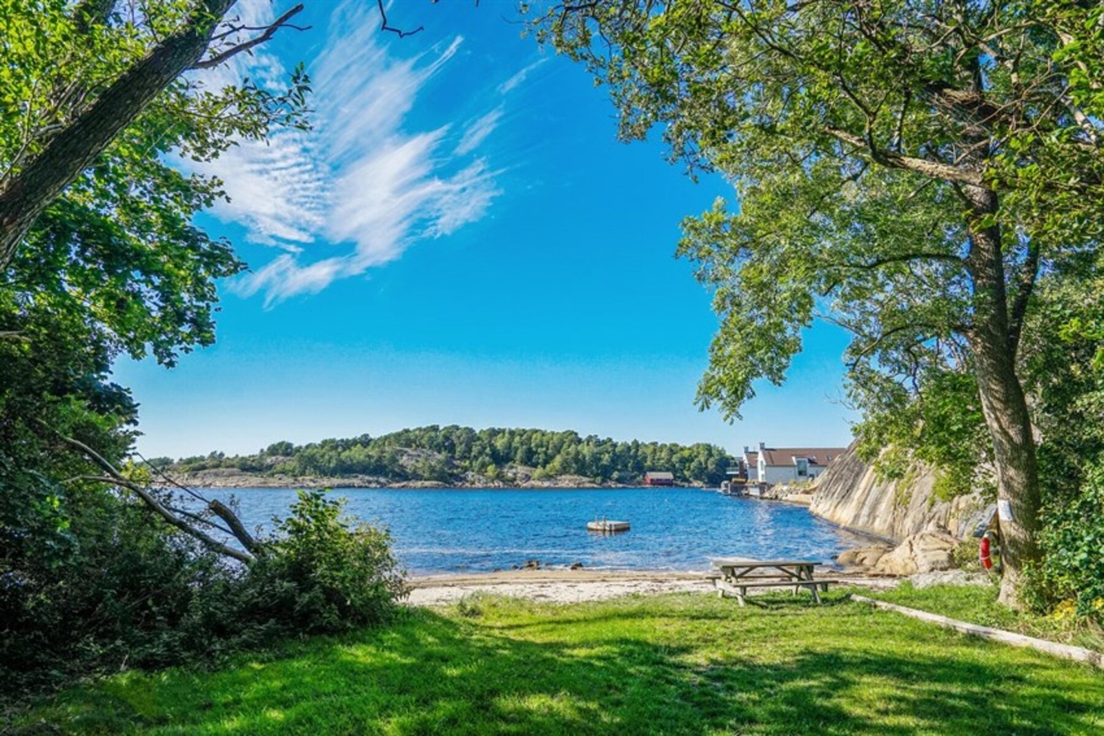 Fra eiendommen har man kort avstand til flere flotte strender og badeplasser. Galleribilde