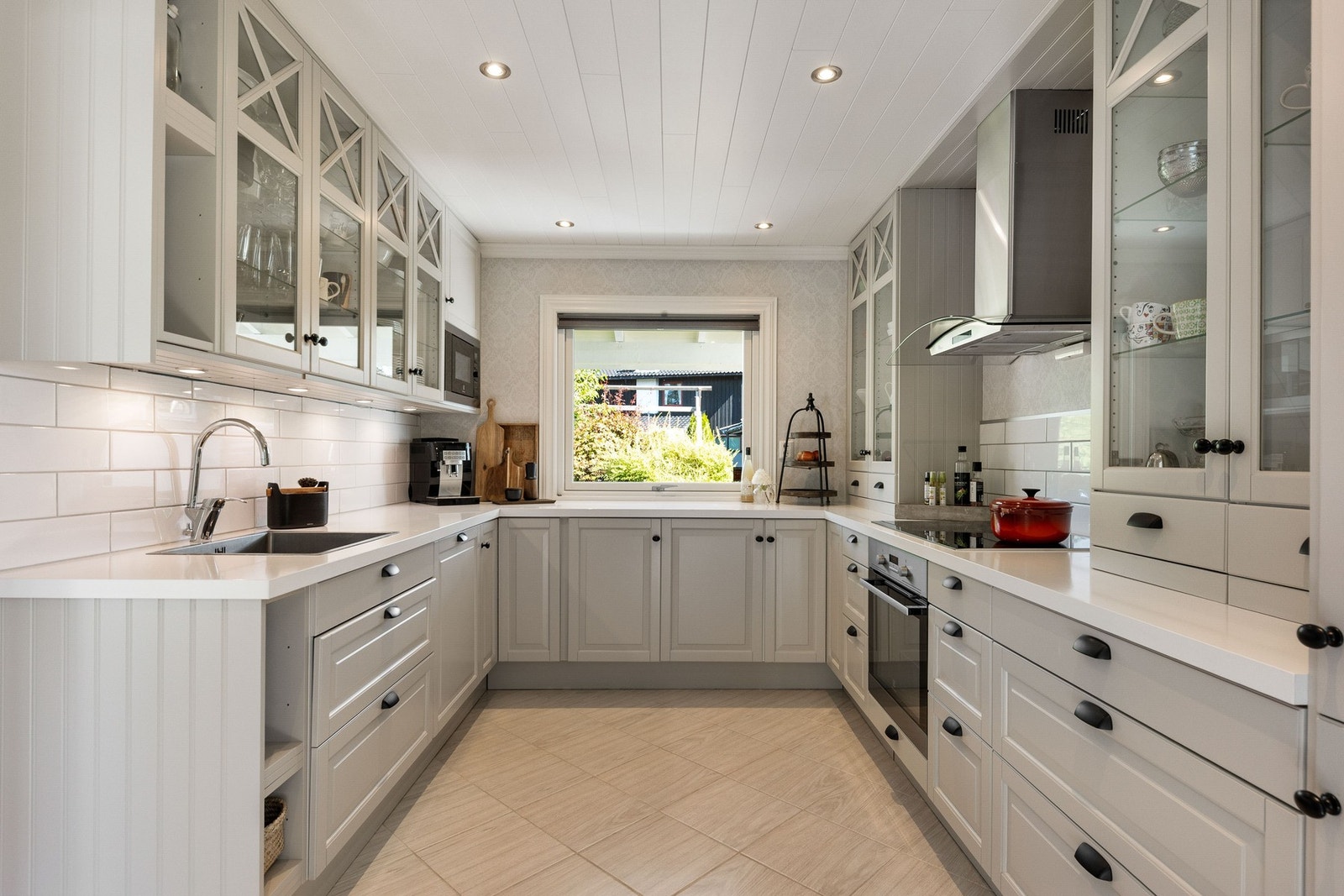 Kjøkken med lyse profilerte fronter.
Det er rikelig med skap- og benkeplass . Galleribilde