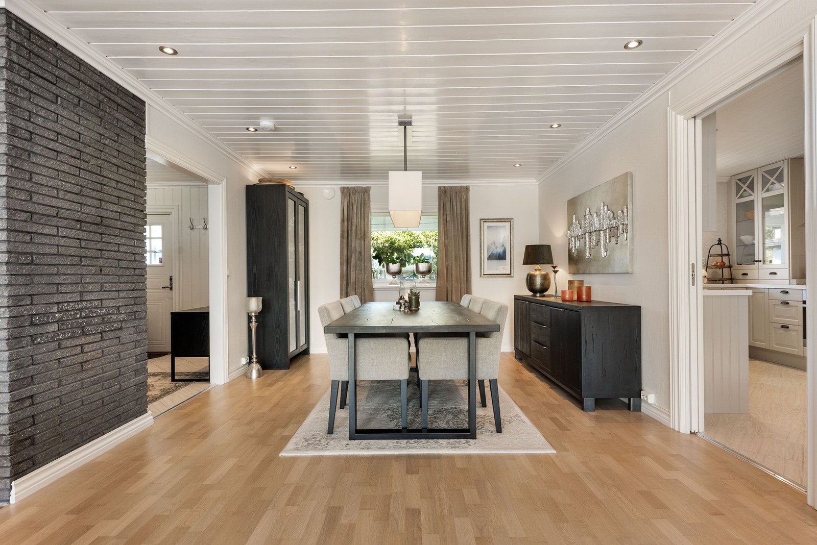 Plass til spisestue ved kjøkkenet . Her kan man samle familie og venner til gode måltider . Galleribilde