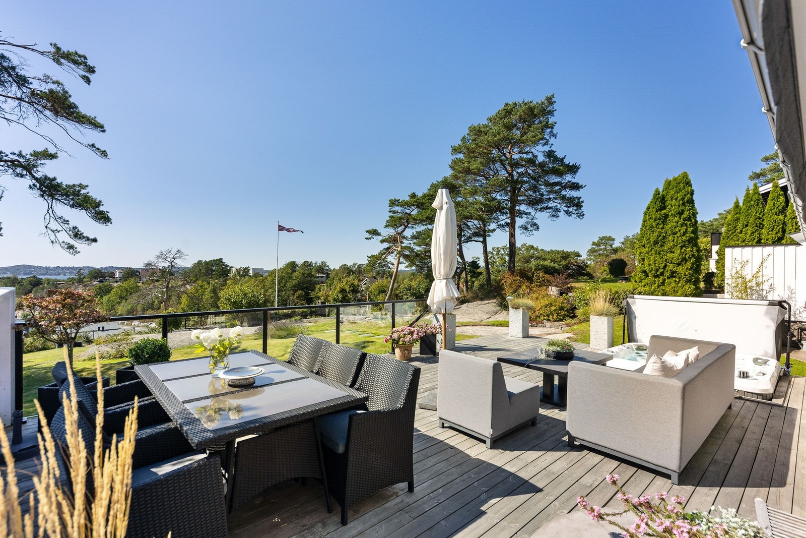 Terrassen er romslig og har god plass til utemøbler. Galleribilde