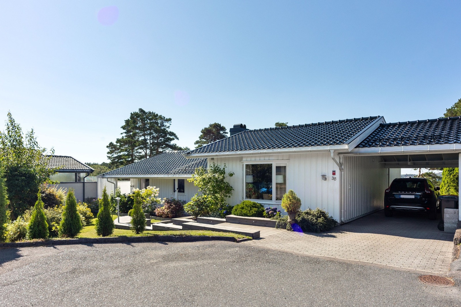 Carport og asfaltert innkjørsel. Galleribilde
