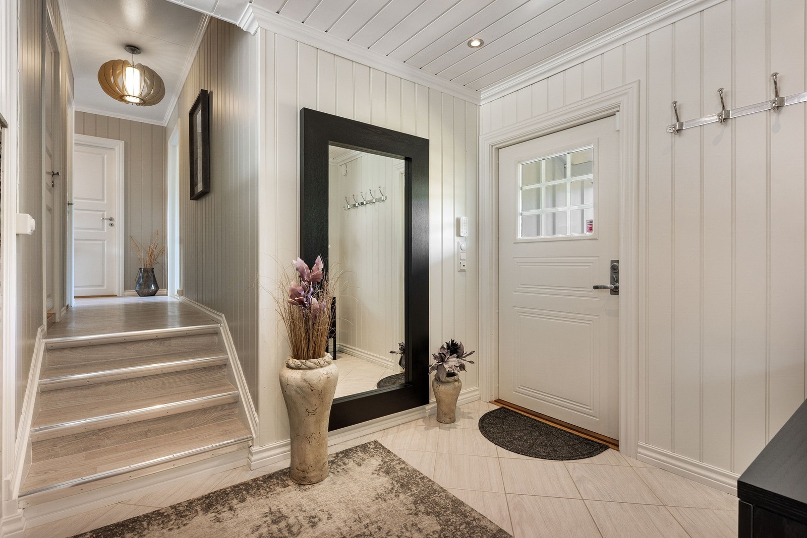 Gangen har plass til å organisere yttertøy og sko. Galleribilde