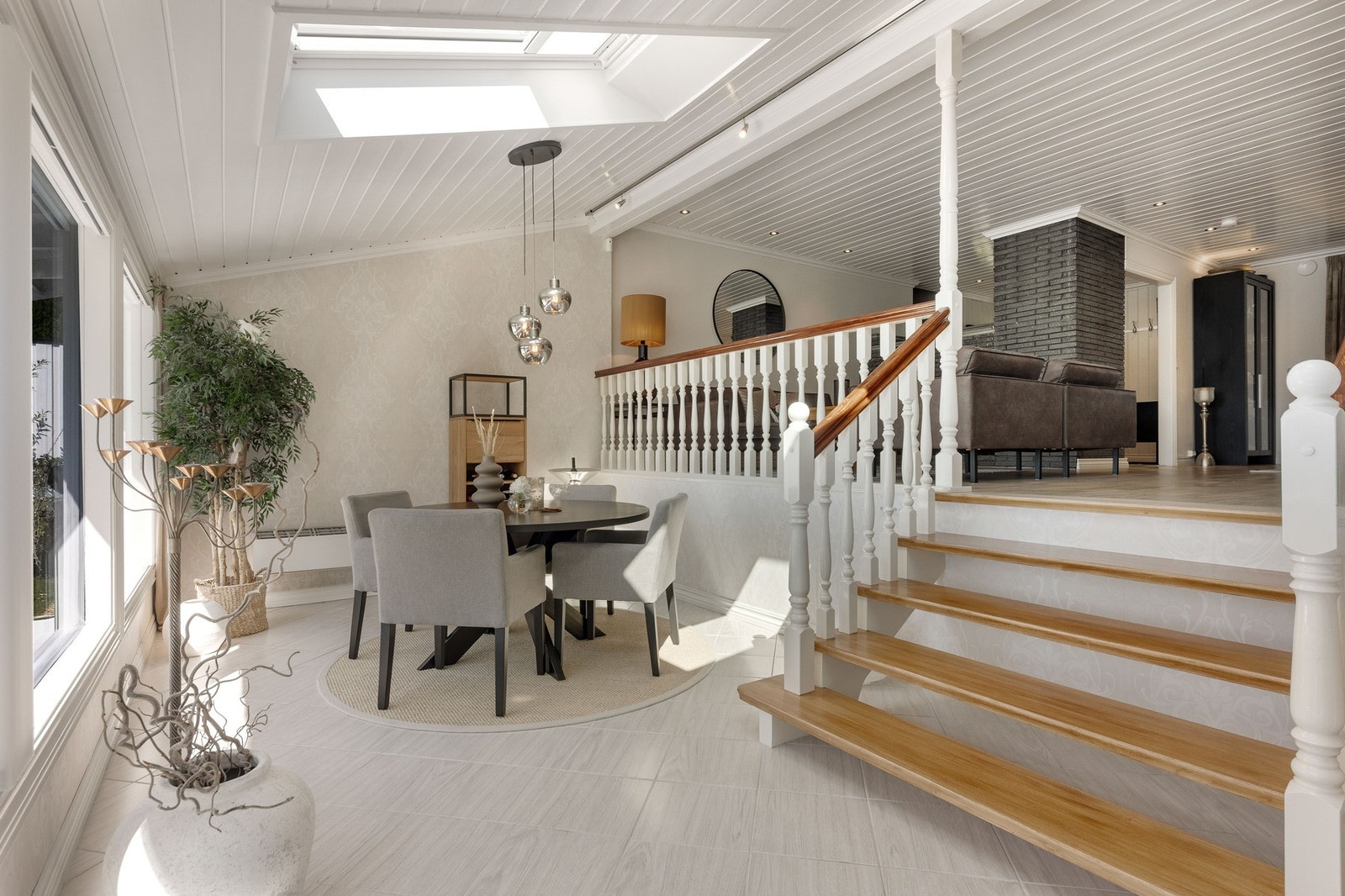 Stuen har god plass til møblering i flere soner. Flott overlys fra takvinduer. Galleribilde