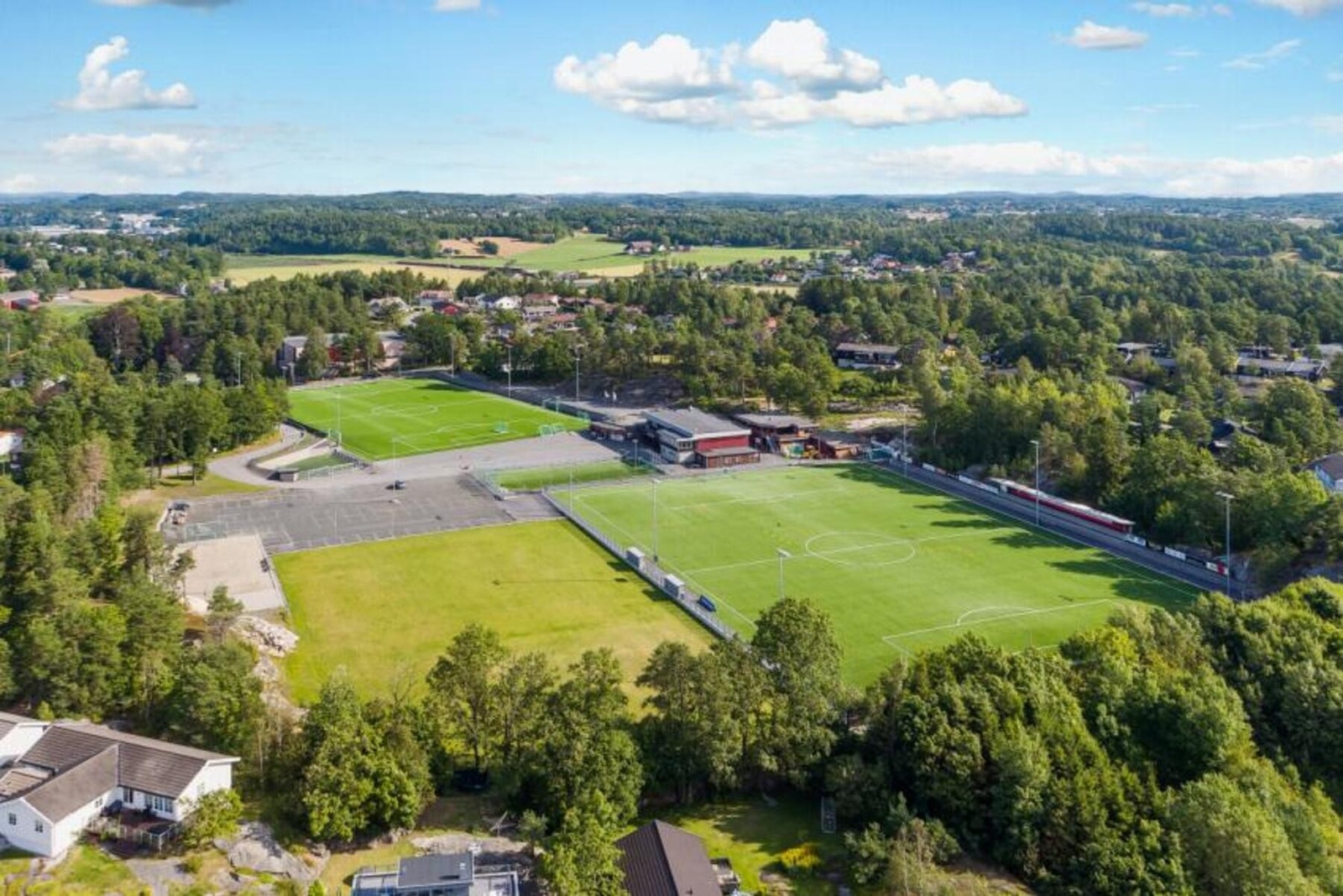 Fra eiendommen er det kort avstand til Bergeskogen Idrettspark Galleribilde