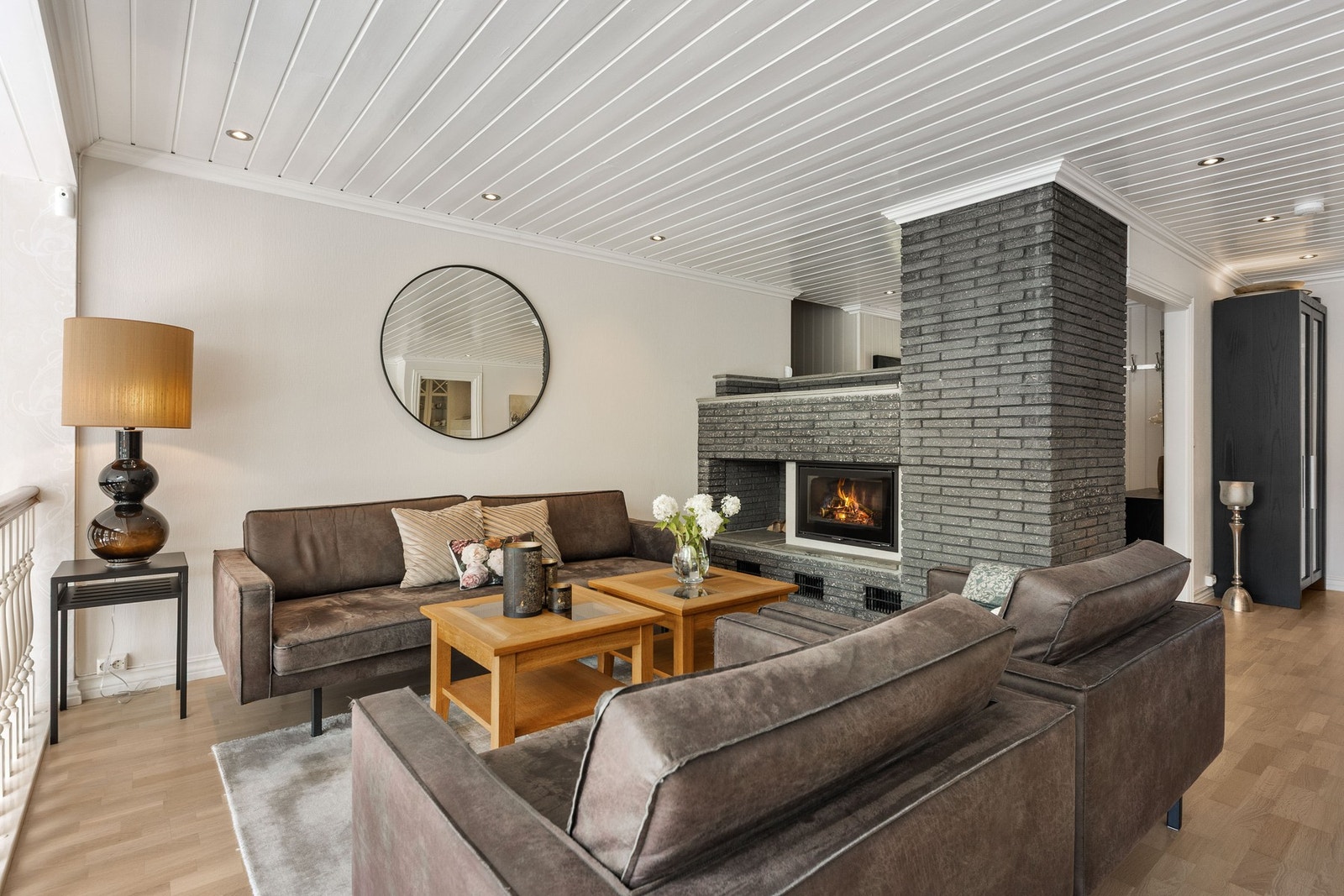 Stuen har god plass til sofagruppe . Peis som luner godt på kalde dager. Galleribilde