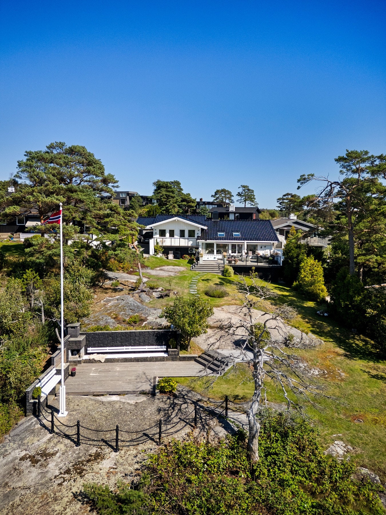 Boligen ligger i naturskjønne omgivelser . Galleribilde