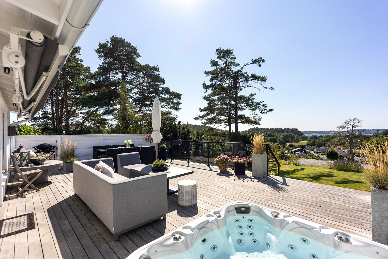 Terrassen har boblebad og plass til sittegruppe. Galleribilde