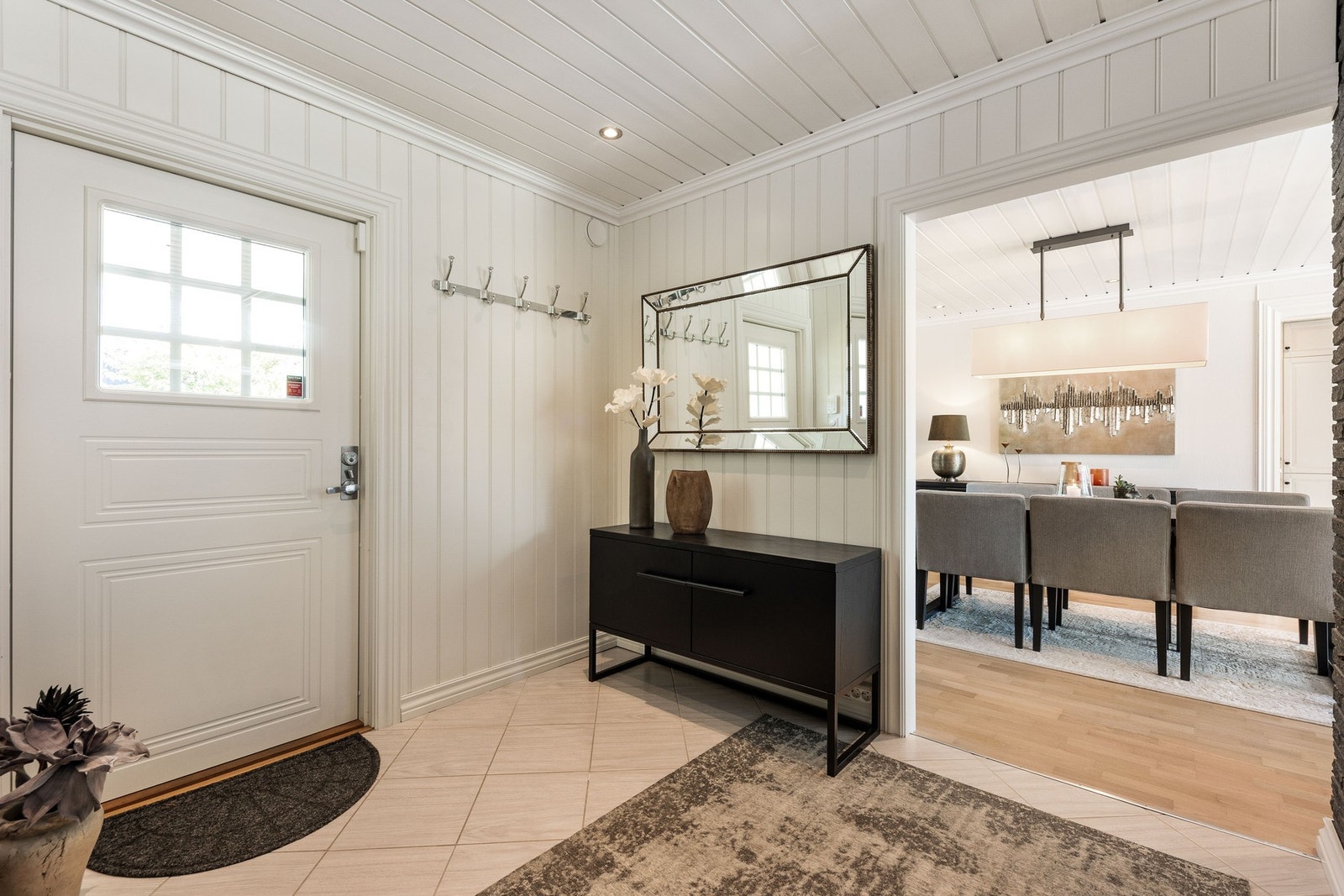 Lyst og innbydende inngangsparti med flislagt gulv. Galleribilde