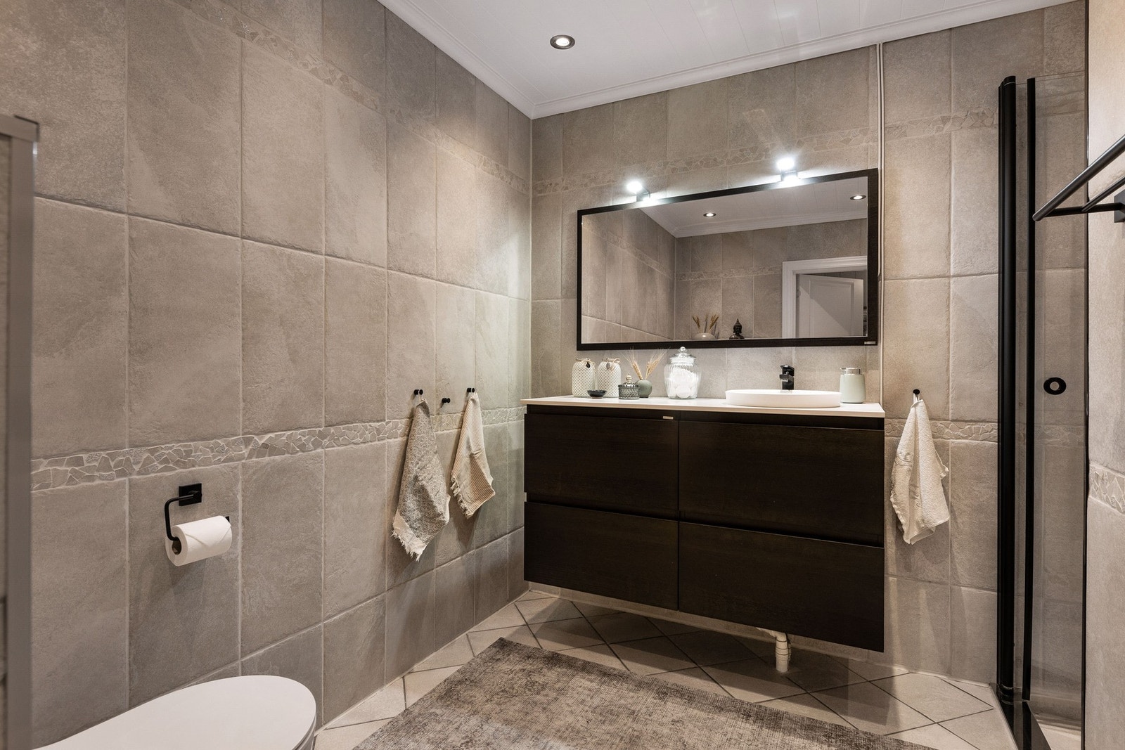 Delikat baderom med lyse, delikate fliser. Galleribilde