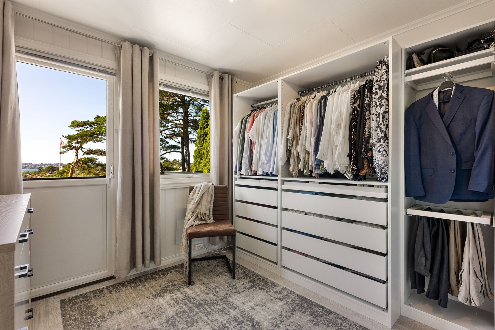 Romslig og praktisk garderobeløsning. Galleribilde