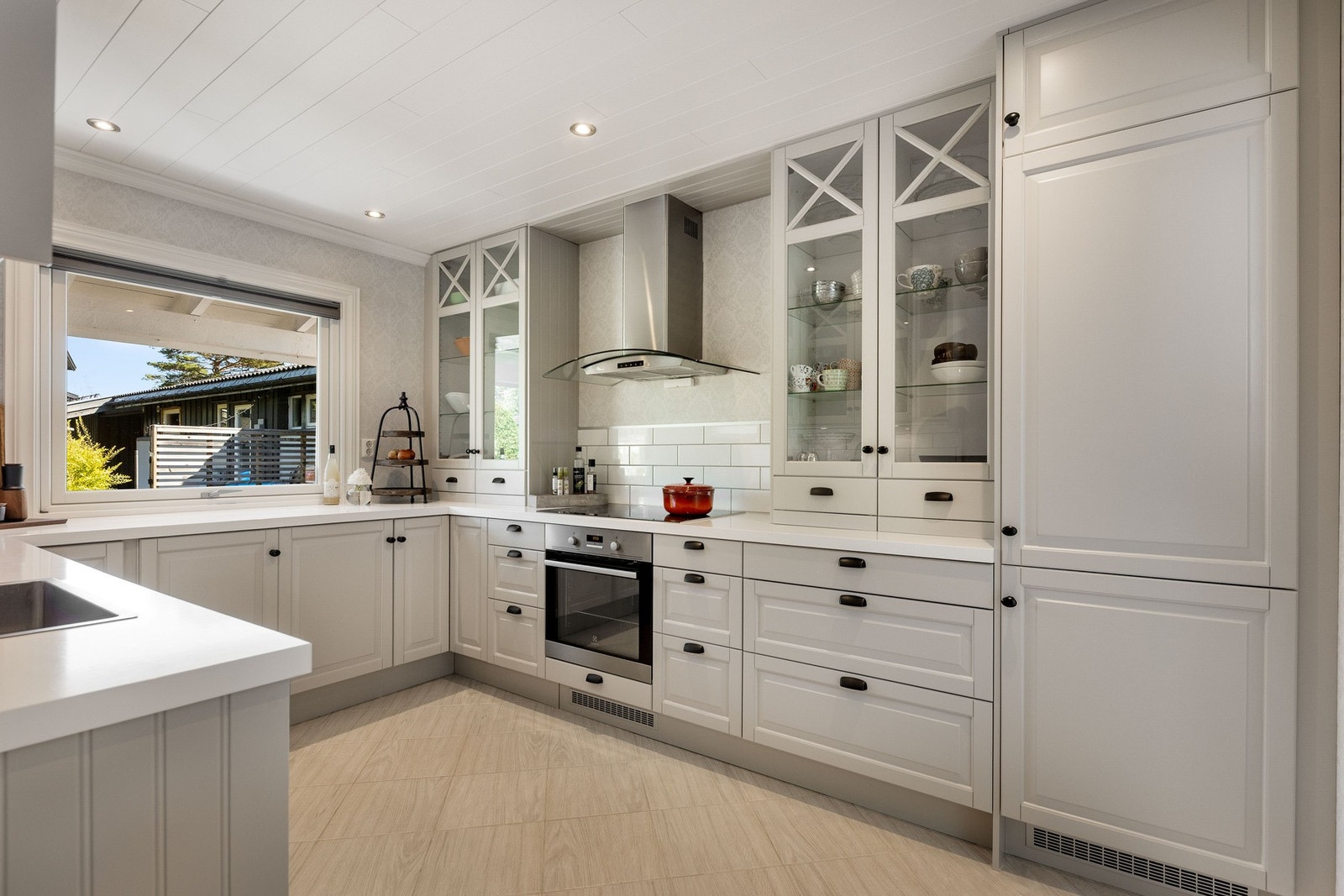 Flott kjøkken med integrerte hvitevarer. Galleribilde