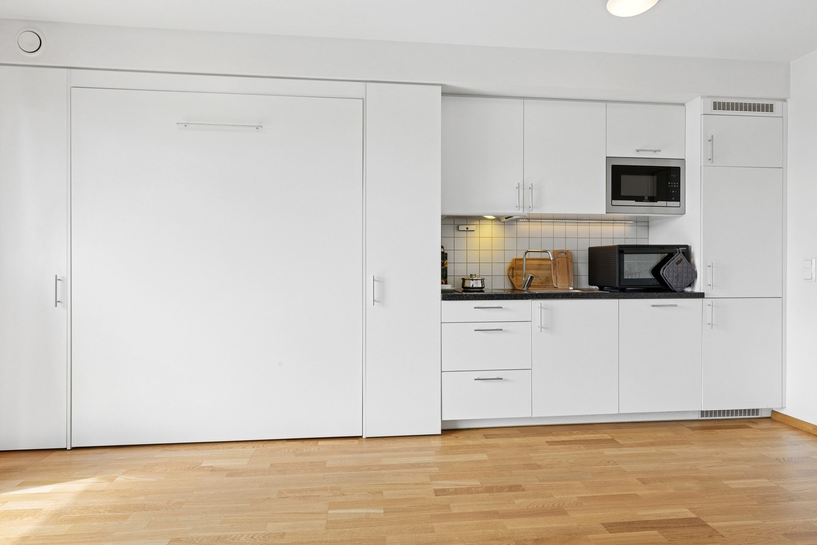 Leiligheten er ny fra 2018 med gjennomgående god standard. Galleribilde