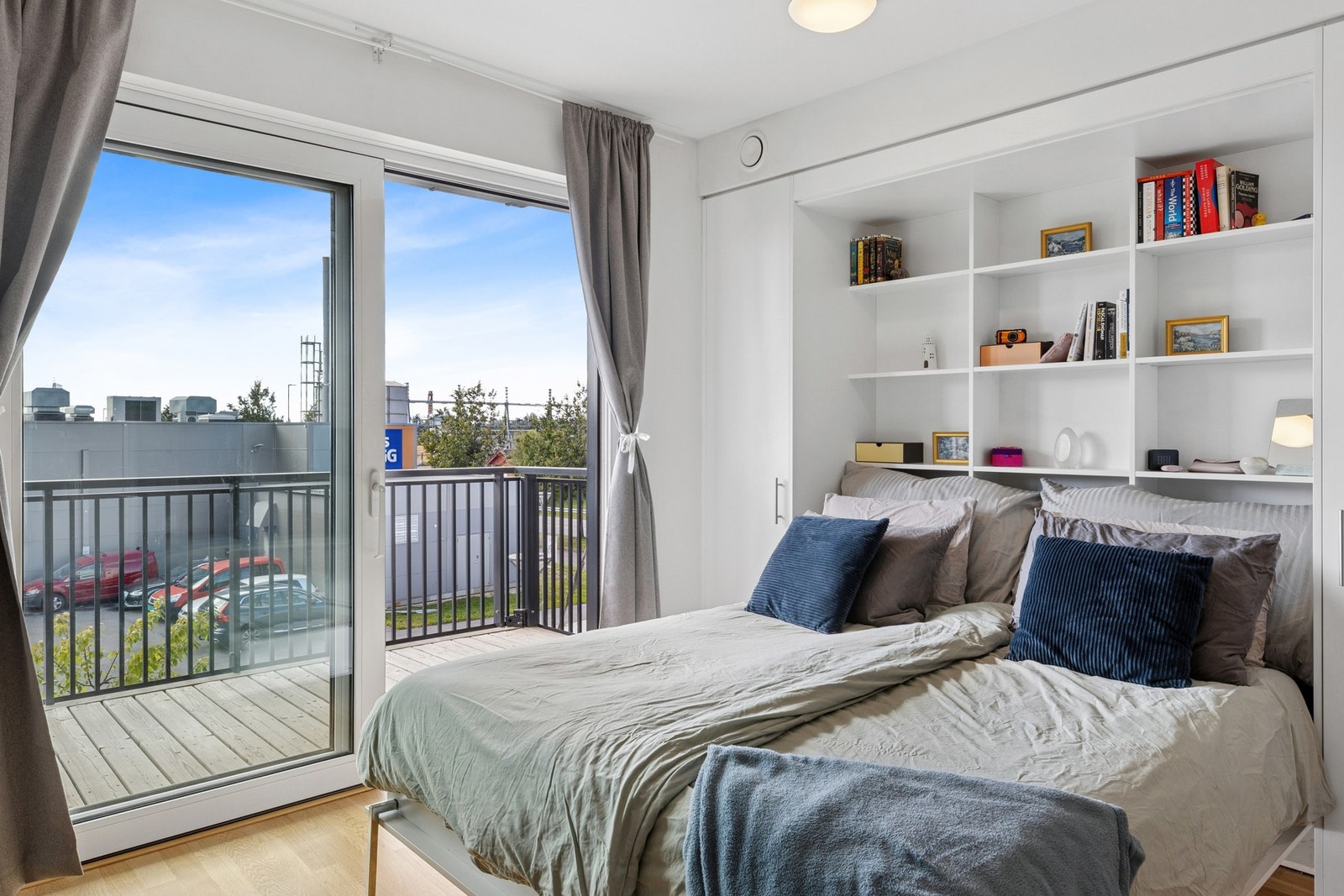 Sengen har en plassbesparende løsning med at den kan brettes opp mot veggen. Galleribilde
