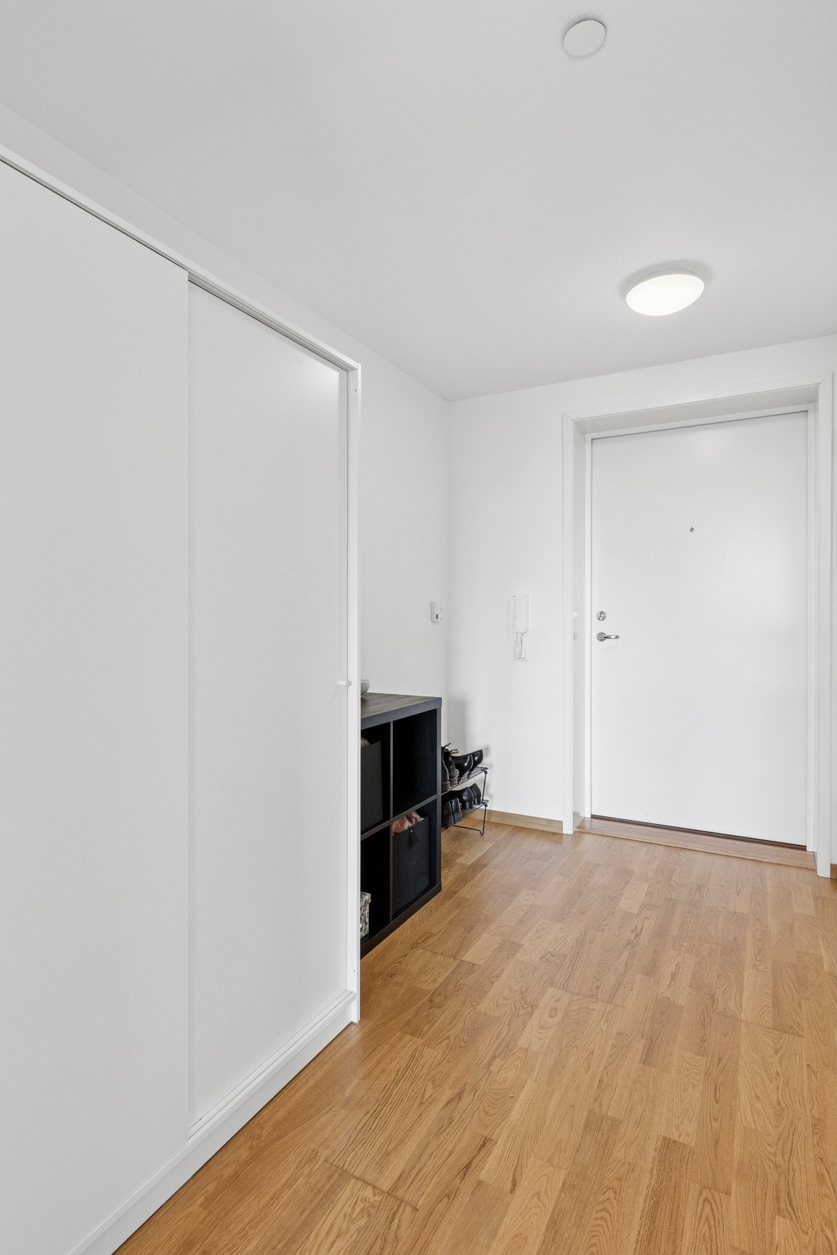Entréen har en skyvedørsgarderobe for ekstra oppbevaring av tøy og diverse. Galleribilde