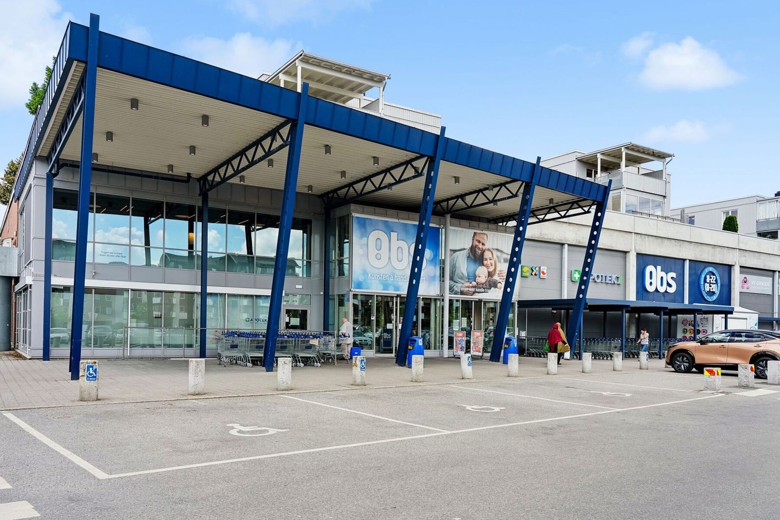 Coop Obs ligger i umiddelbar nærhet fra leiligheten. Her kan du gjøre dagligvarehandelen. Galleribilde