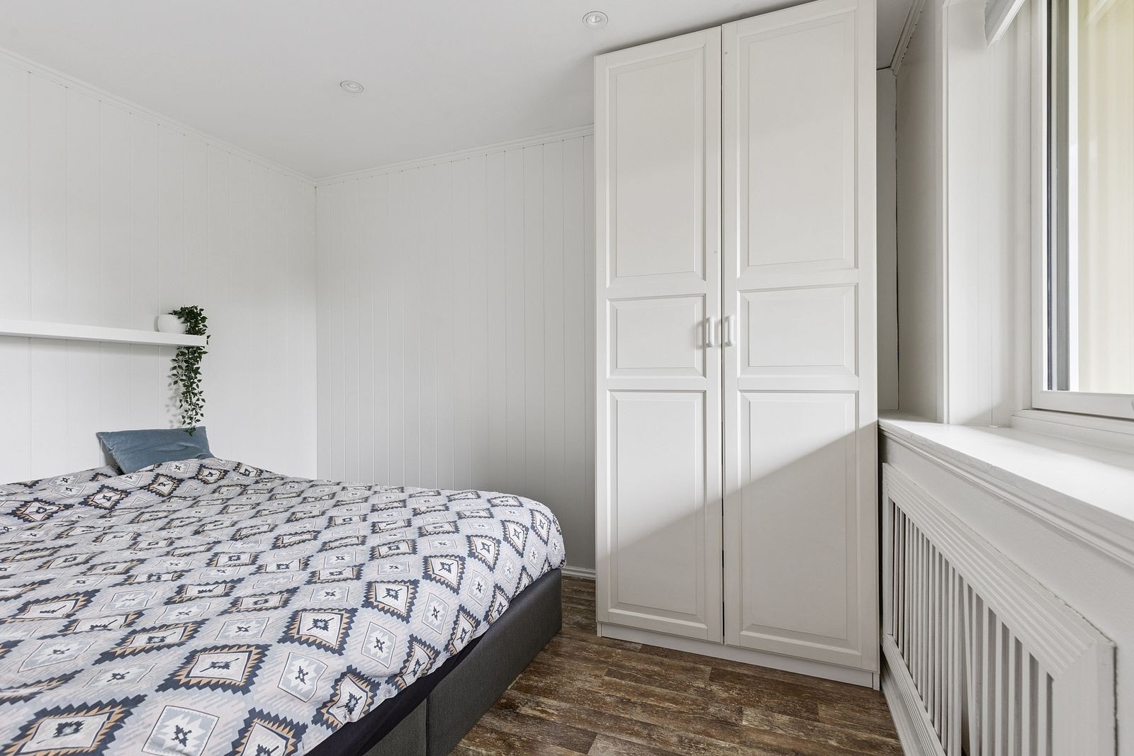 Innbydende soverom med dobbeltseng og garderobeskap. Galleribilde