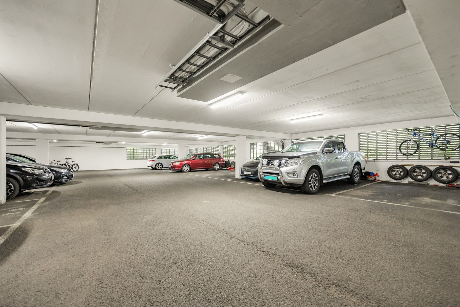 Felles garasjeanlegg med oppmerkede plasser. Galleribilde